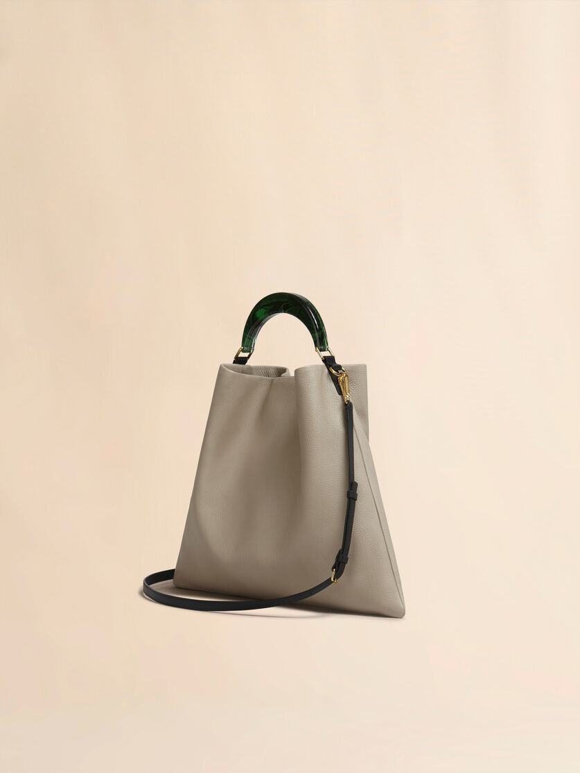 HOBO BAG IN BEIGE GRAINED CALFSKIN AND RESIN HANDLE - 3