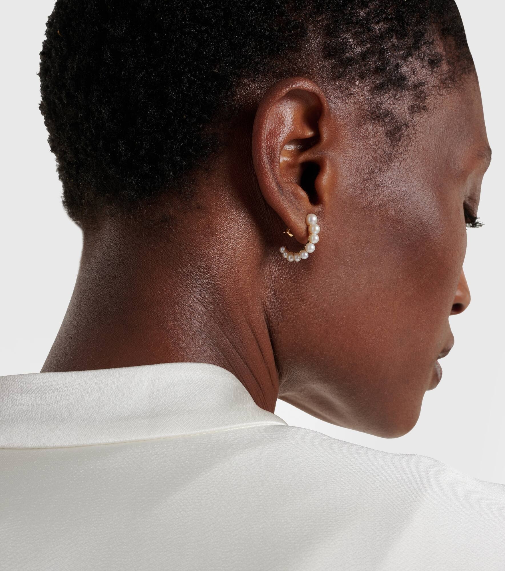 Petit Boucle de Perle 14kt gold hoop earring with freshwater pearls - 3