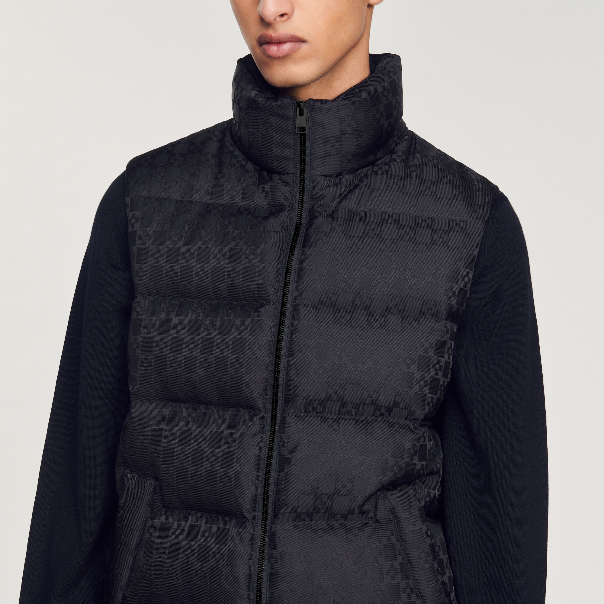 Sleeveless padded Sandro logo jacket - 4