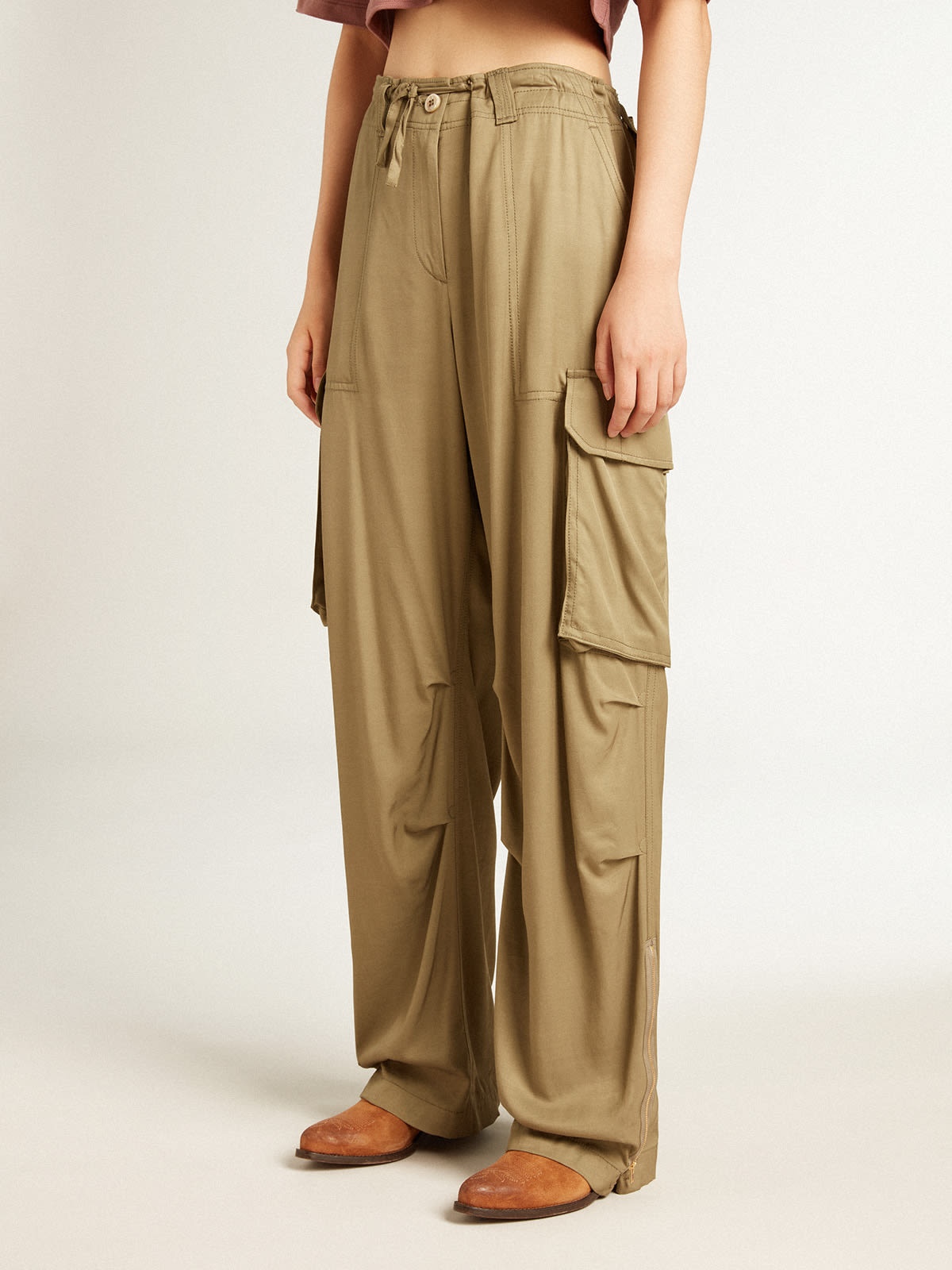 Women’s olive-colored viscose cargo pants - 2