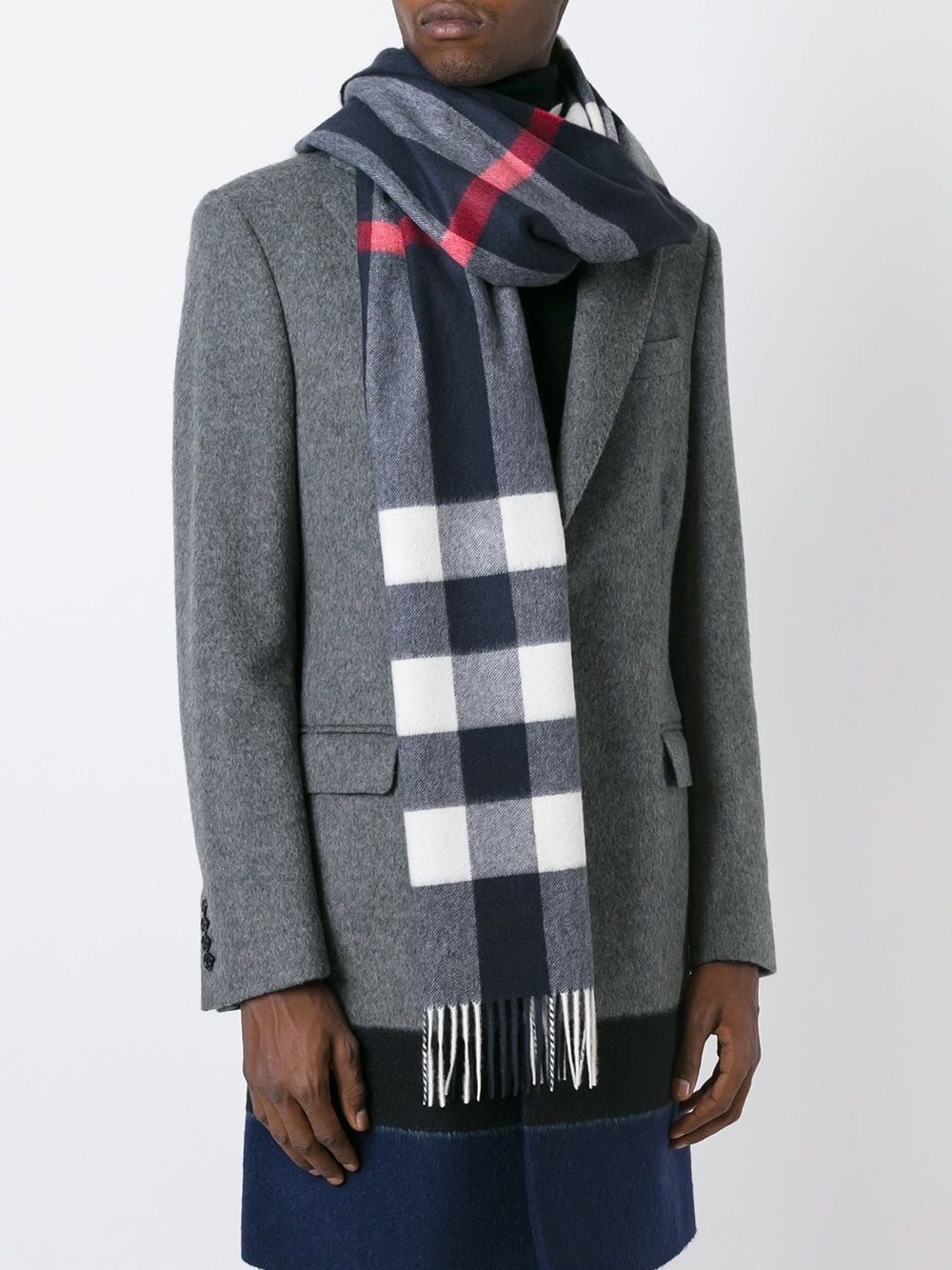 The Large Classic Cashmere Scarf in Check - 2