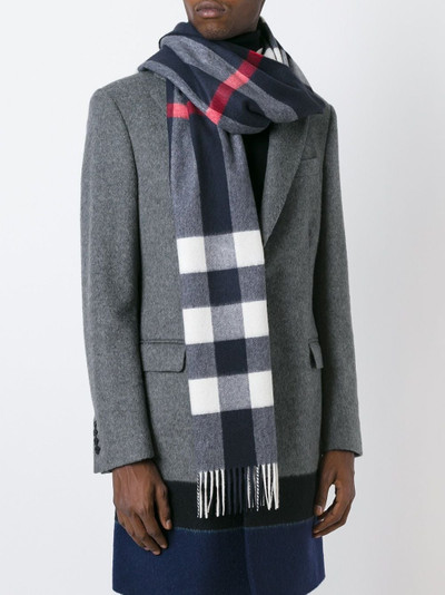 Burberry The Large Classic Cashmere Scarf in Check outlook