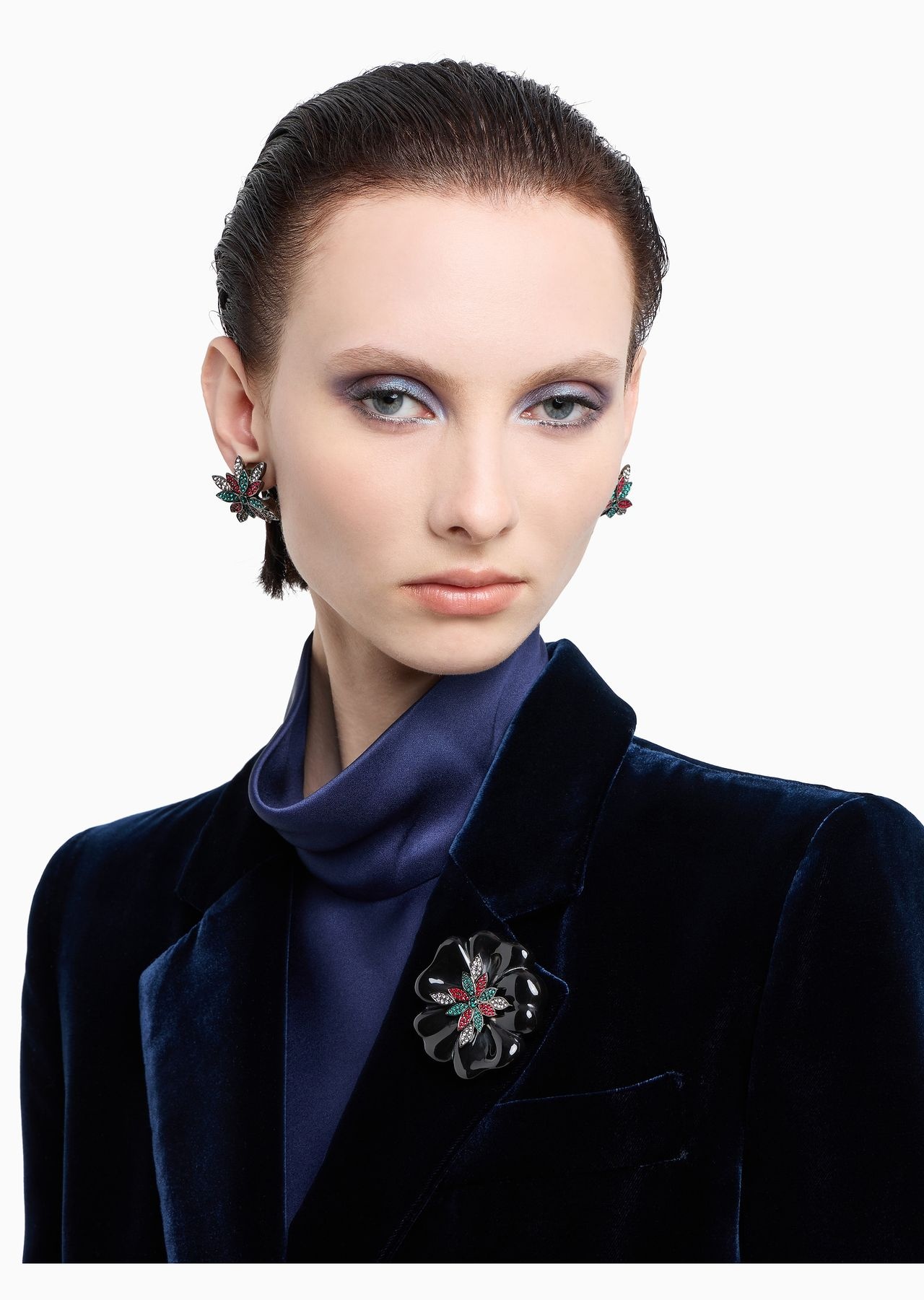 Swarovski crystal and resin flower-shaped brooch - 3