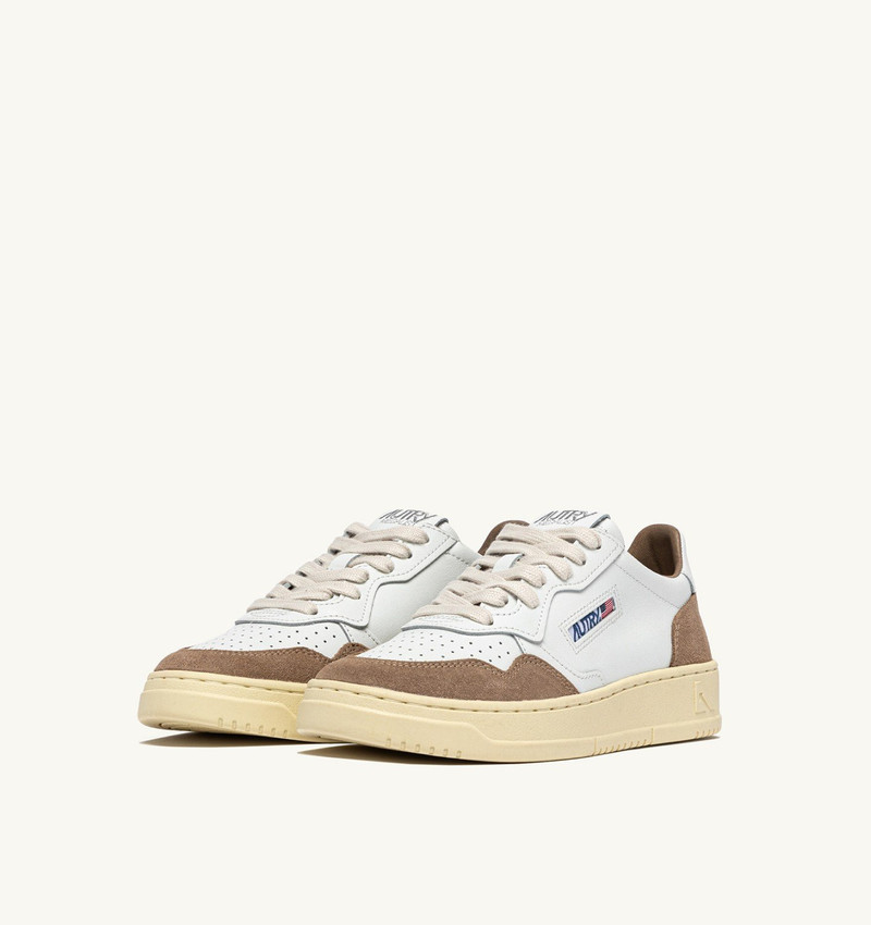 AUTRY MEDALIST LOW SNEAKERS IN WHITE LEATHER AND ANTELOPE SUEDE outlook