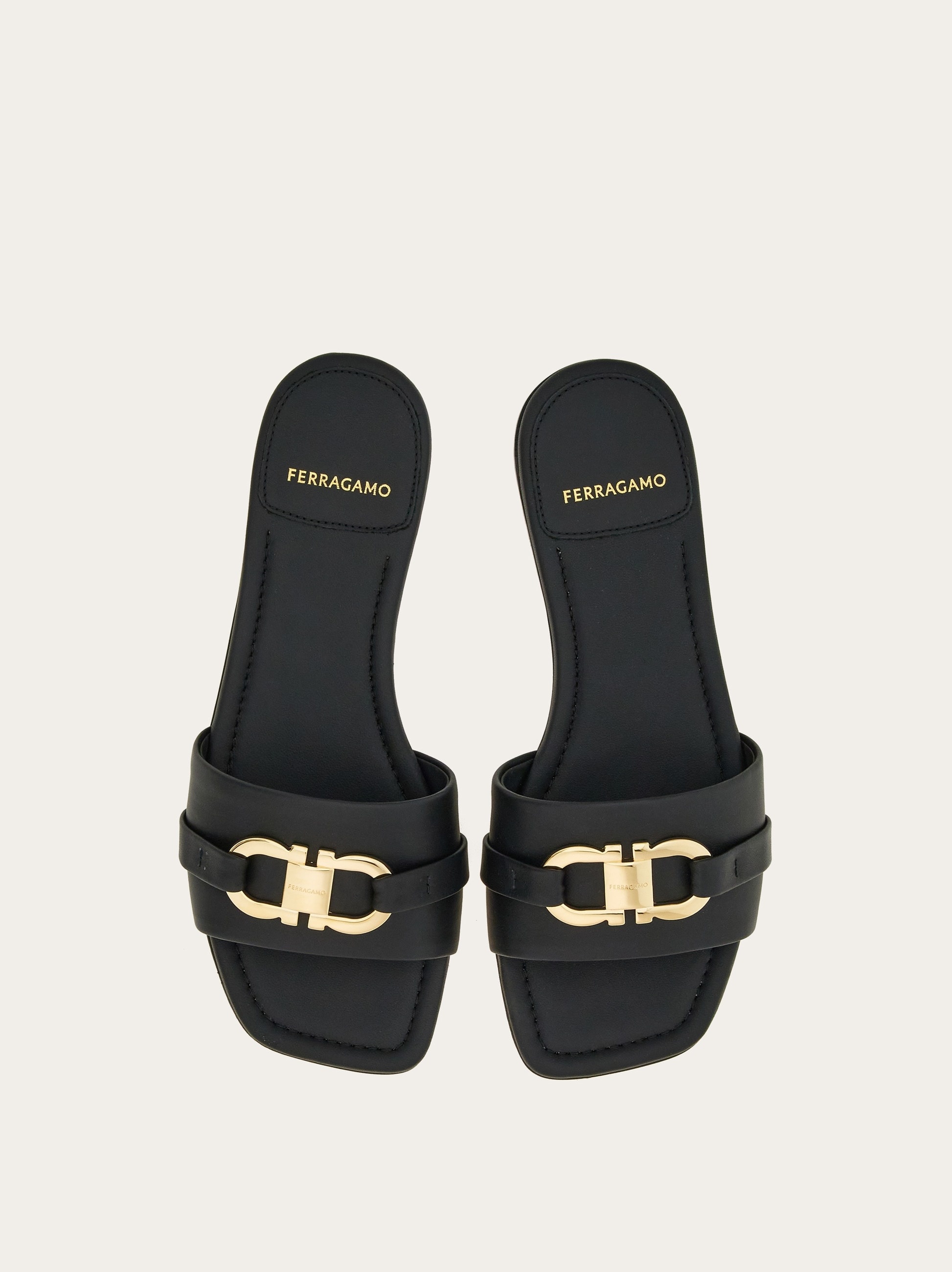 サンダル・ミュール FLAT SLIDE GANCINI ORNAMENT FERRAGAMO Flat slide with Gancini ornament | REVERSIBLE