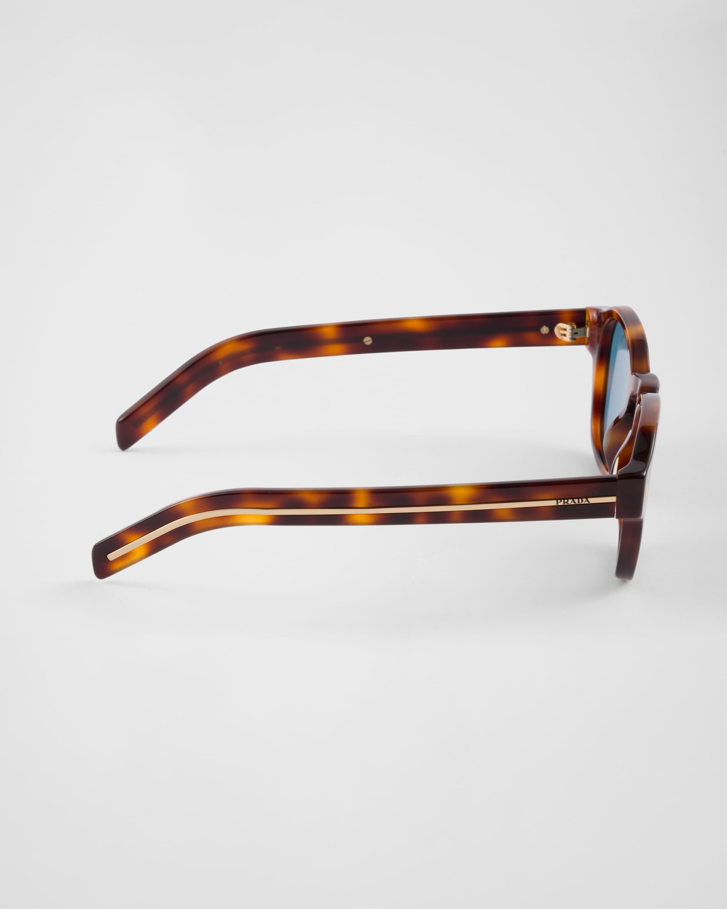 Sunglasses with the iconic metal plaque - 4