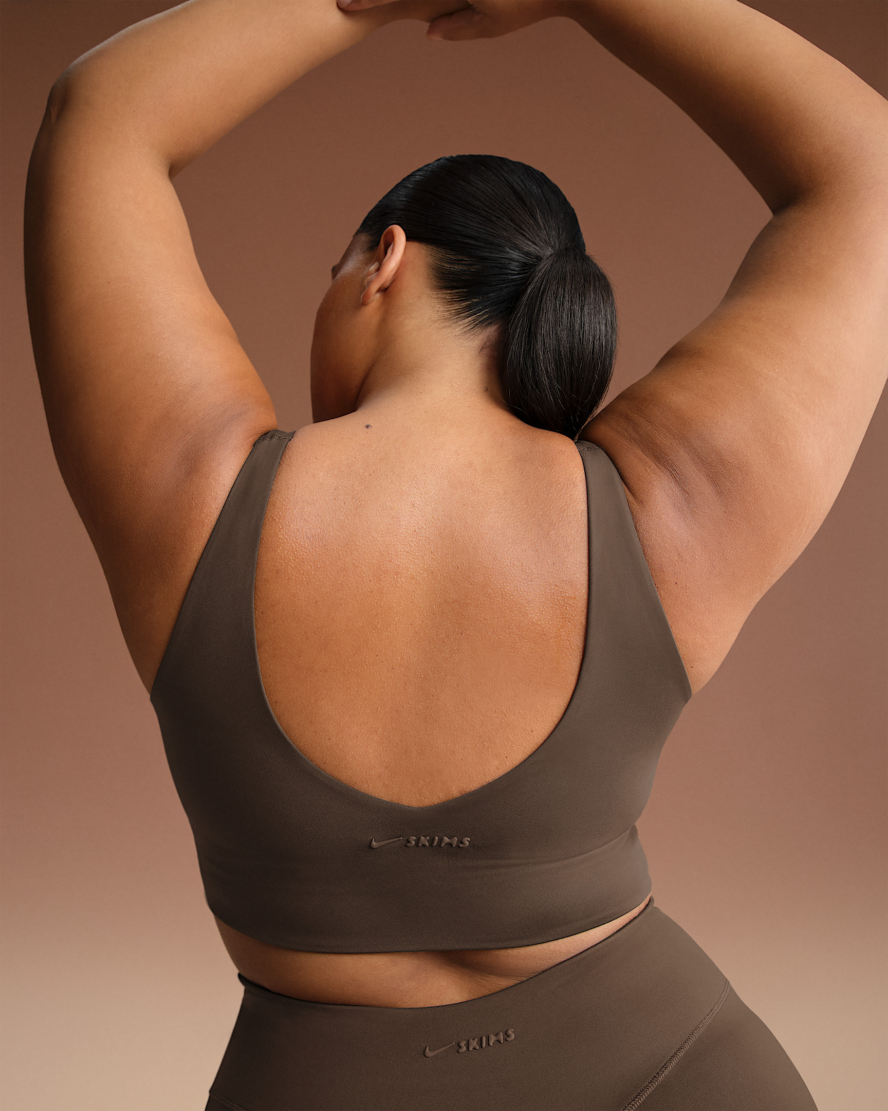 NikeSKIMS Matte Women's V-Neck Long-Line Bra - 8