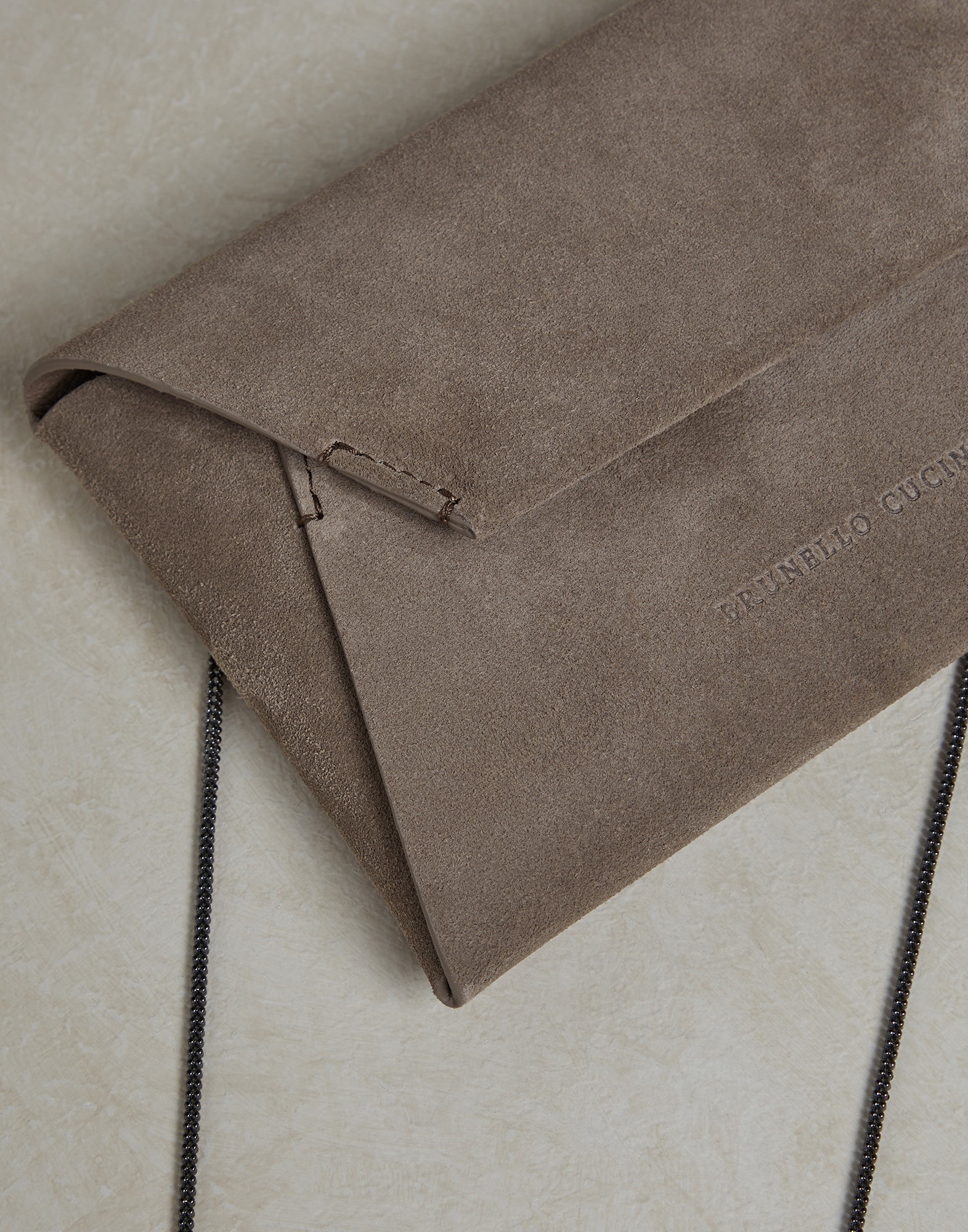Suede envelope bag with precious chain - 3