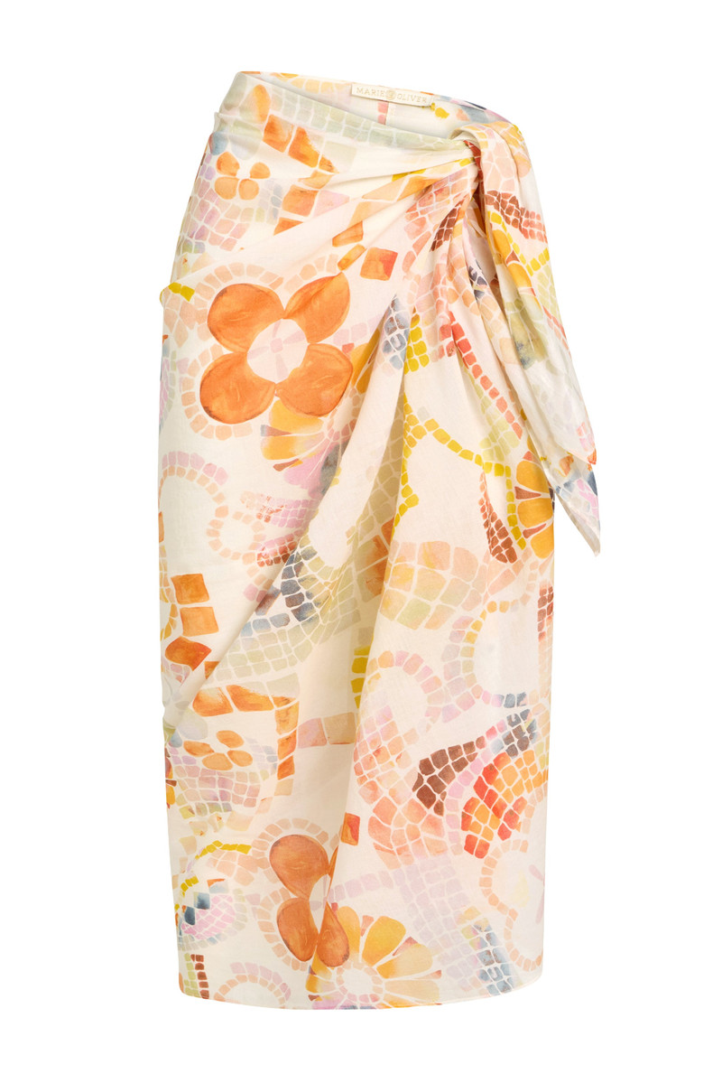 SELENA SARONG 1