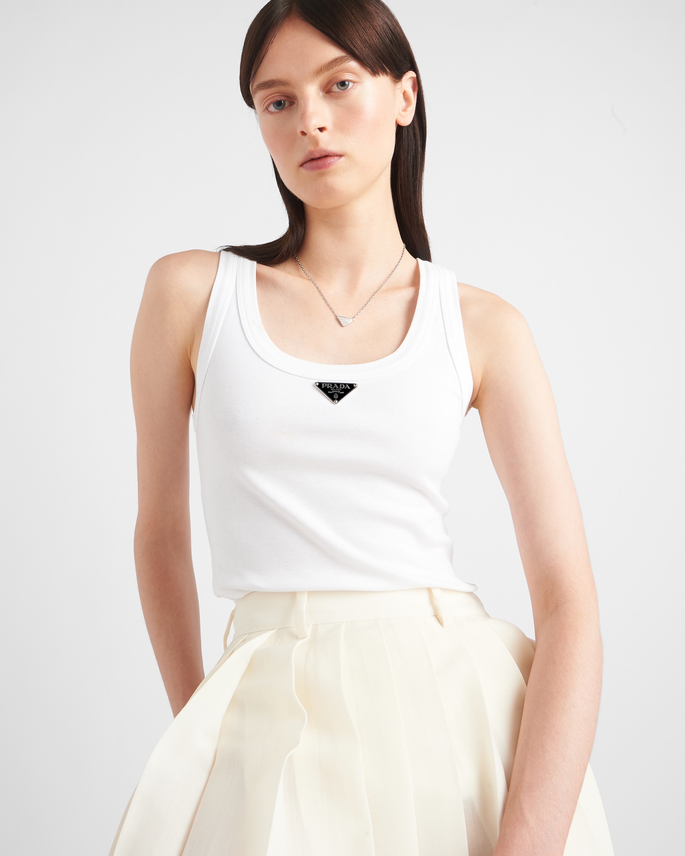 Eternal Gold mini triangle pendant necklace in white gold and diamonds - 4