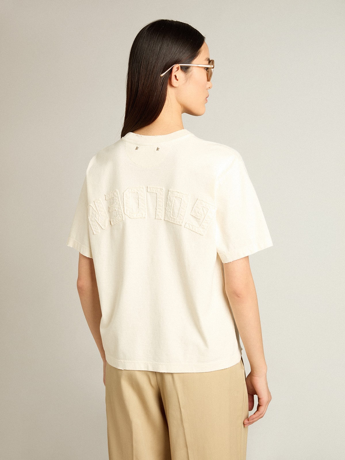 T-shirt in aged white with reverse logo on the back - Boxy fit - 4