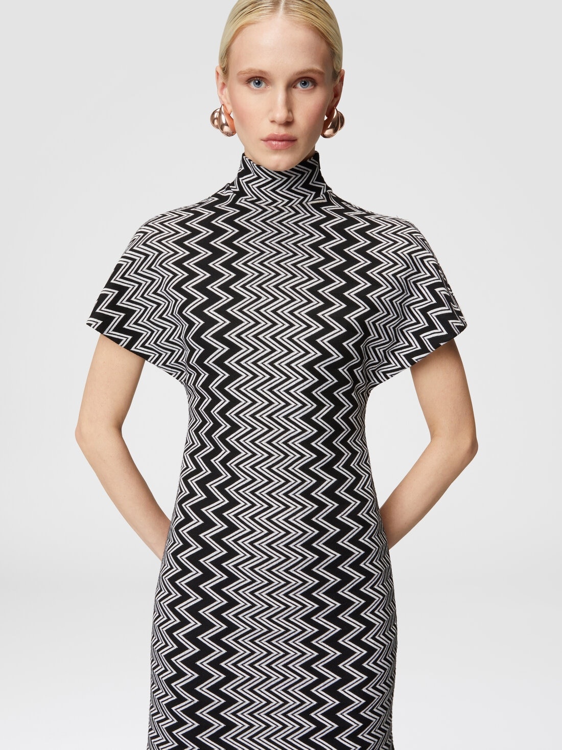Zig zag mini-dress with sculptural sleeves - 4
