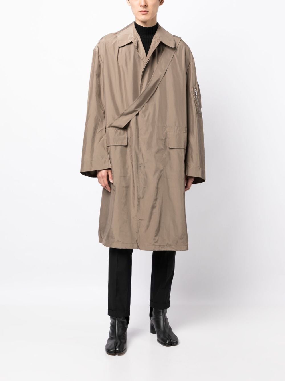 two-pocket strap-detail raincoat - 2