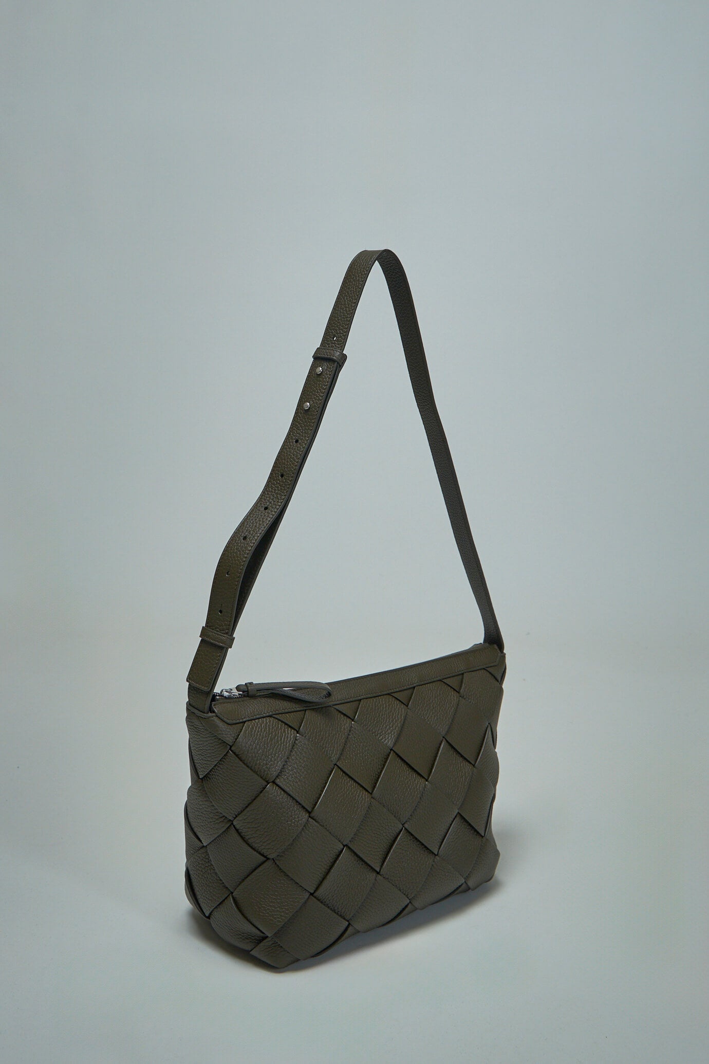 Bottega Veneta 人気 お洒落 Diago Hobo バッグ Bottega Veneta® Men's Diago Hobo in Limestone. Shop online now.