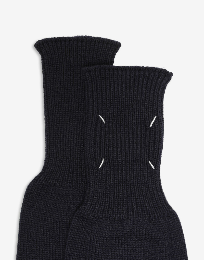 Maison Margiela Tabi gloves outlook