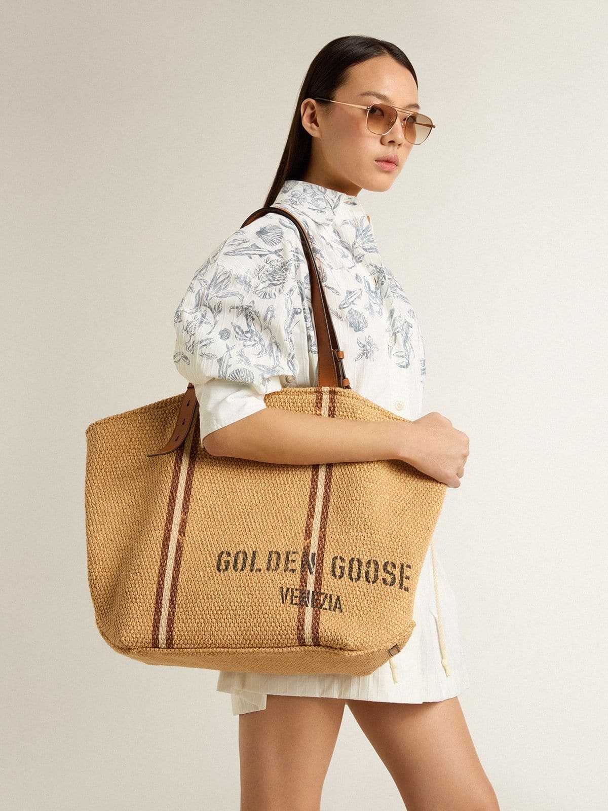 24.7 tote bag in natural raffia and brown leather with gold metallic details - 3