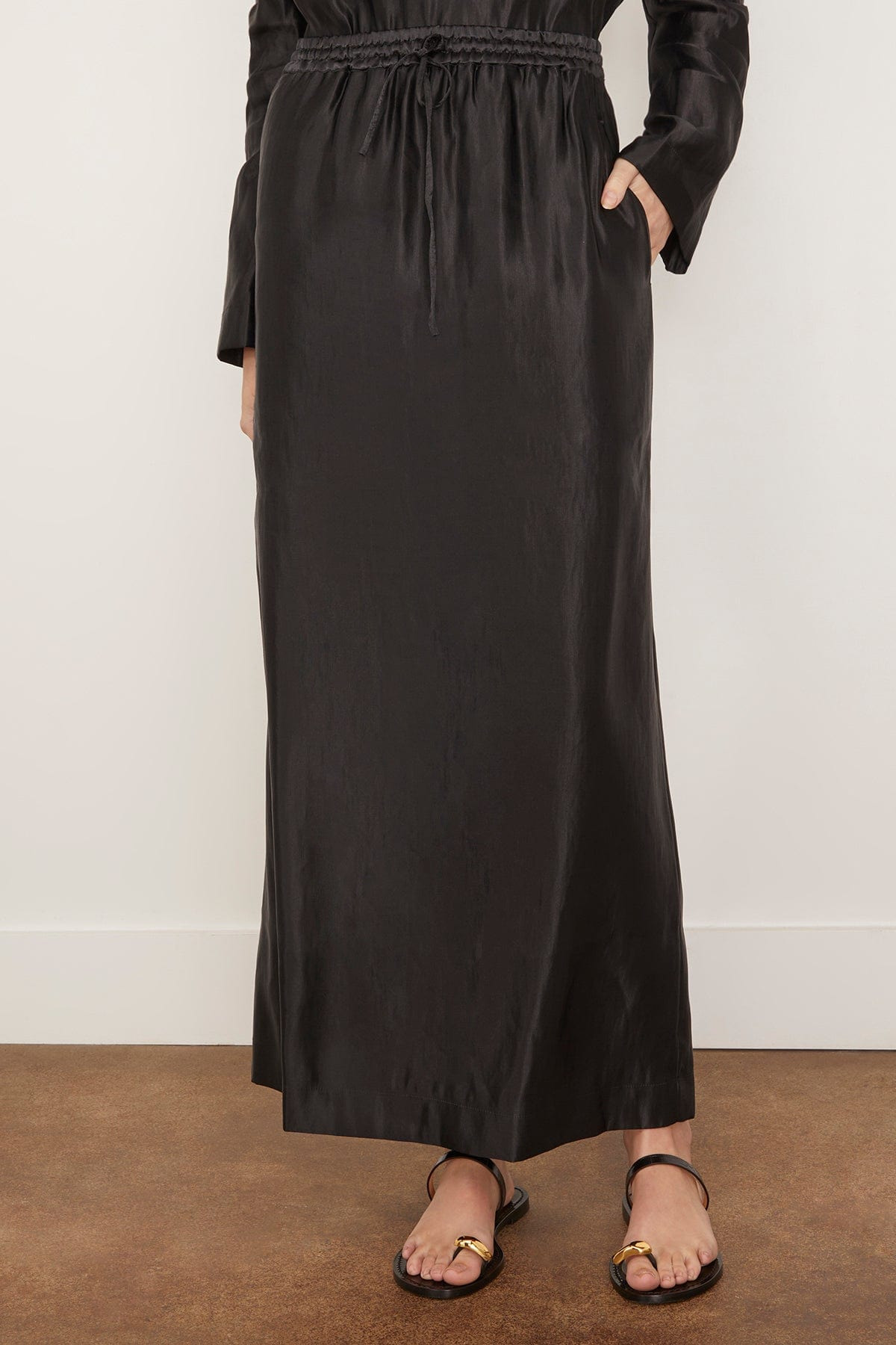Elastic Waistband Long Skirt in Black - 4