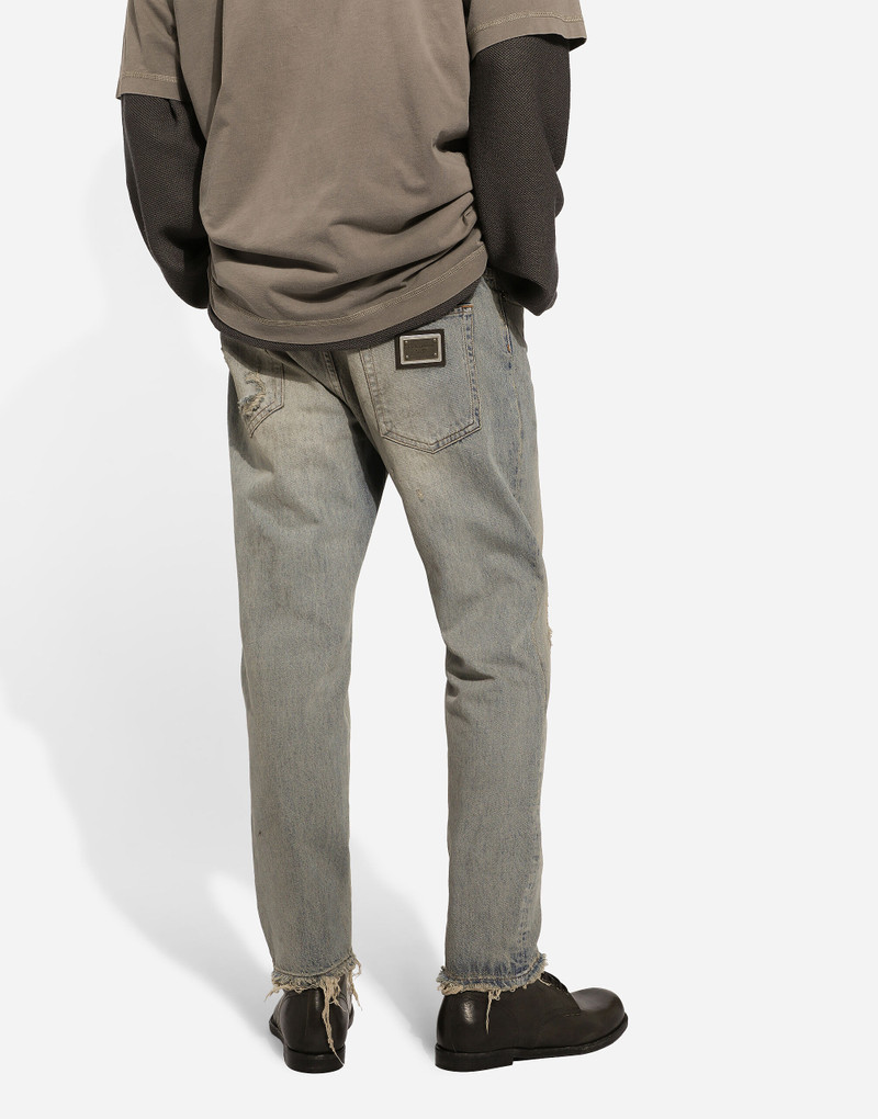 Loose denim jeans with abrasions 4