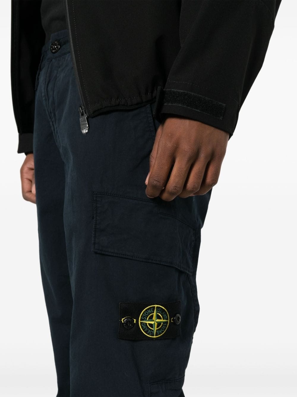 Compass-badge tapered trousers - 5