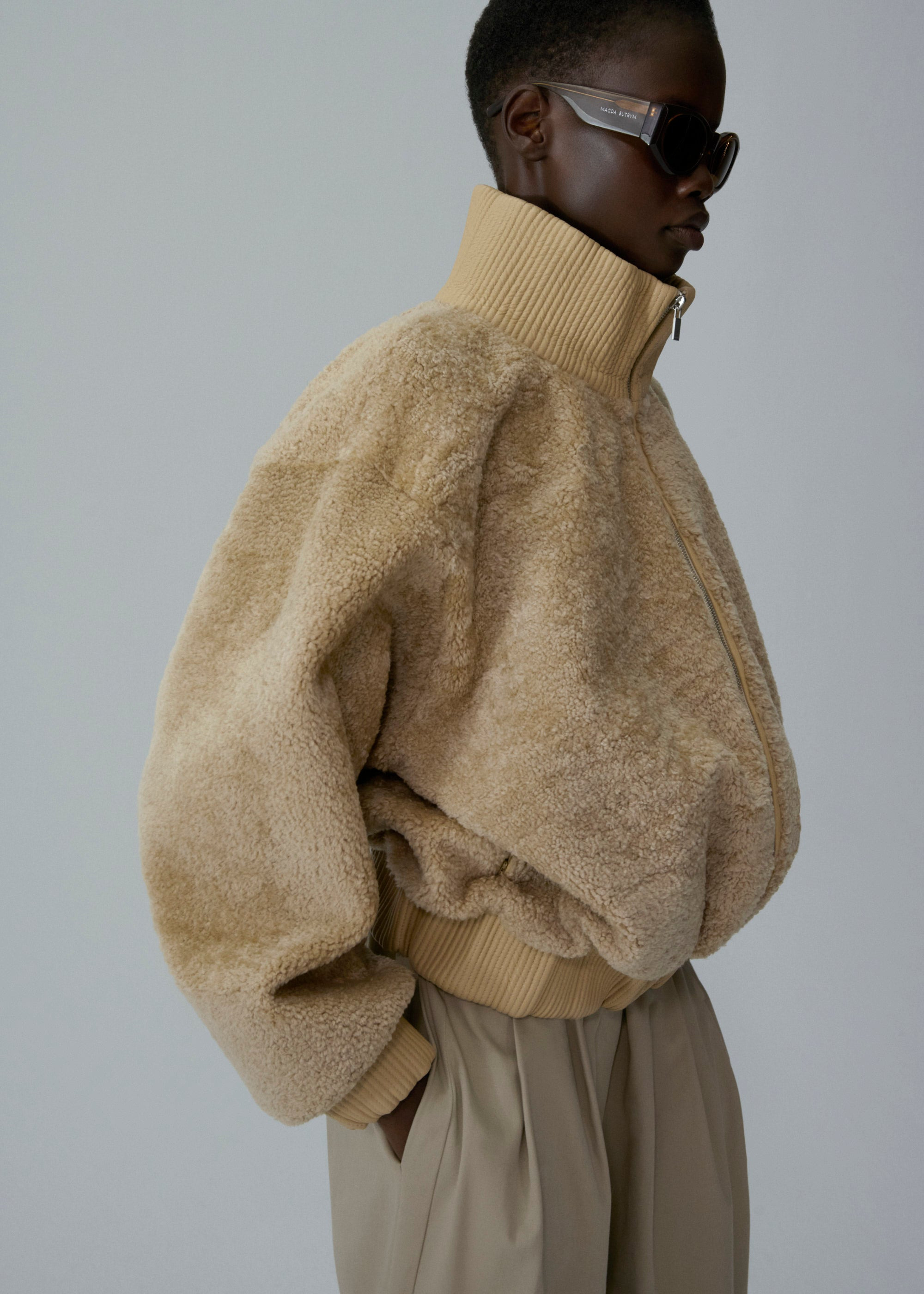 Leather-trimmed shearling bomber jacket in beige - 3