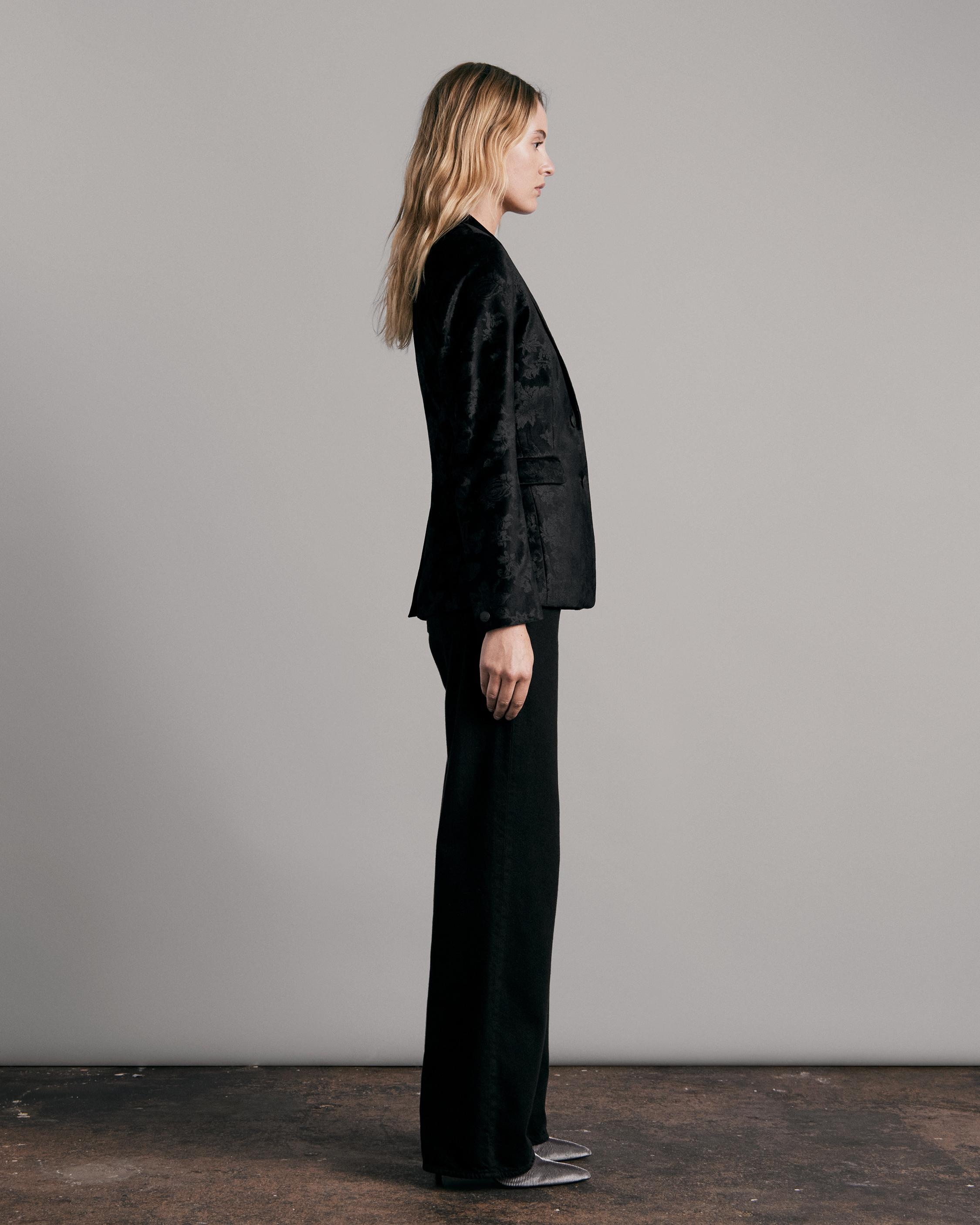 Razor Velvet Blazer
Classic Fit Blazer - 4