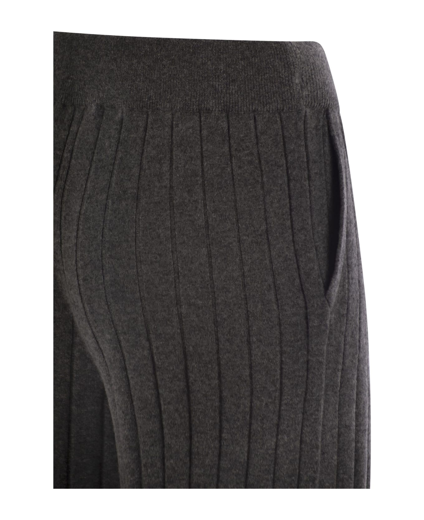 パンツ BRUNELLO CUCINELLI Cashmere knit trousers (M12193499 C079) BRUNELLO CUCINELLI Cable-knit cashmere tapered track pants