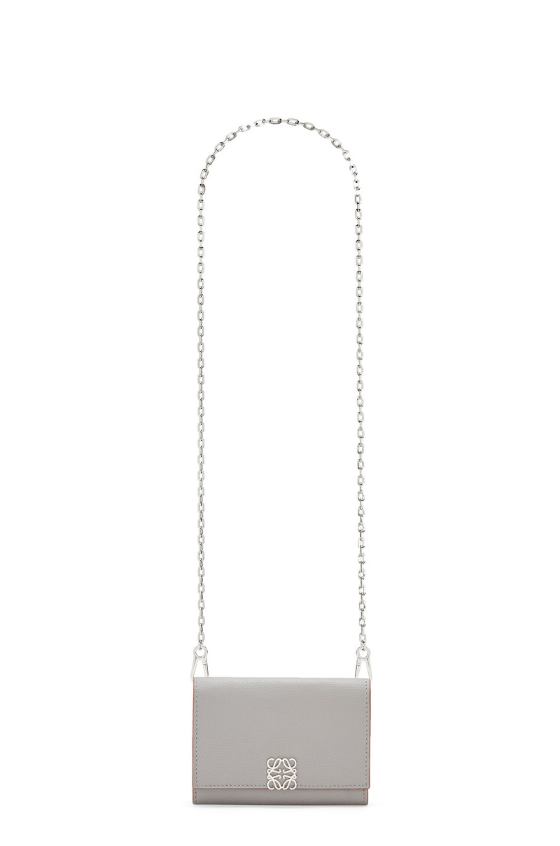 Anagram wallet on chain in pebble grain calfskin 4