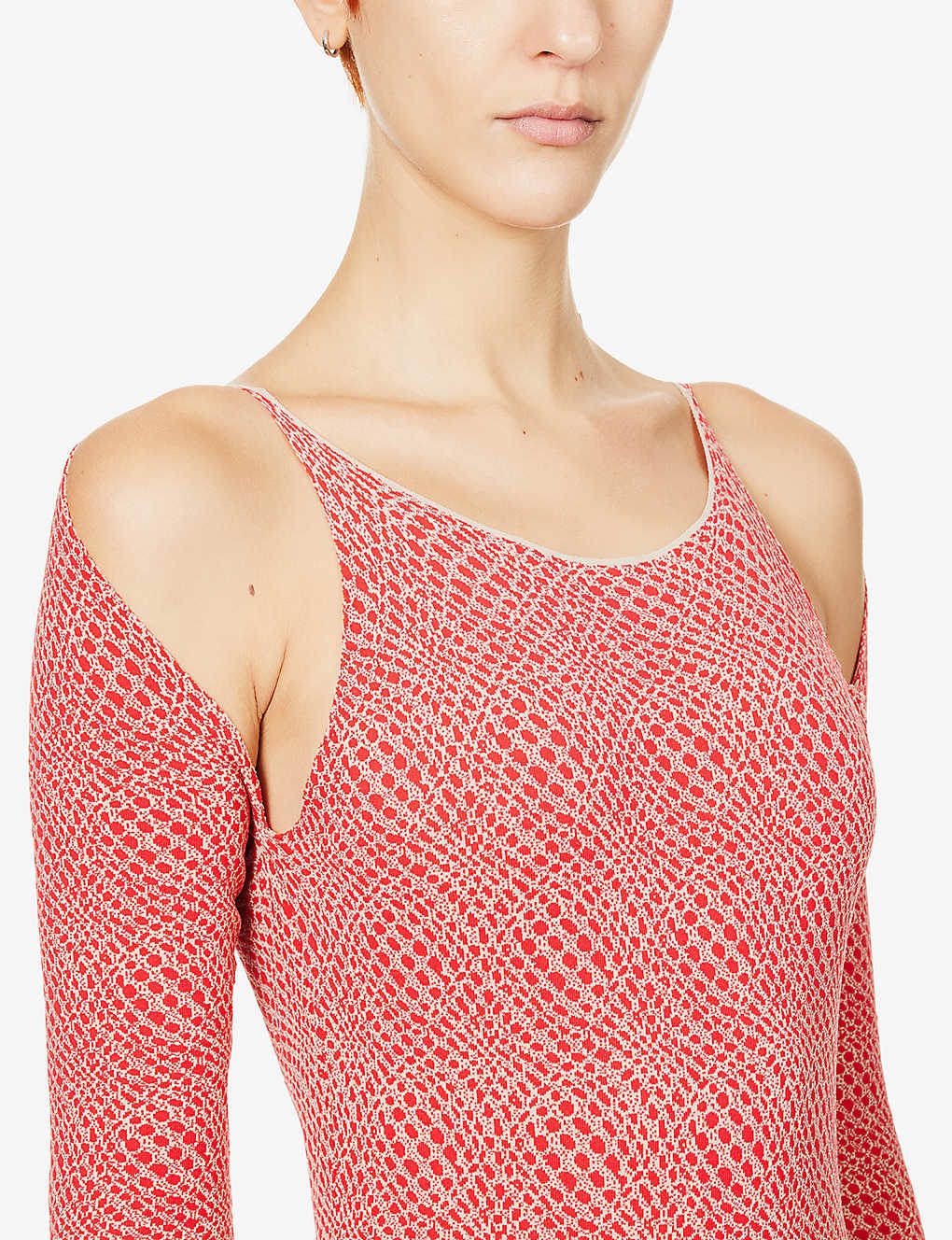 Cut-out geometric-pattern stretch-woven body - 5