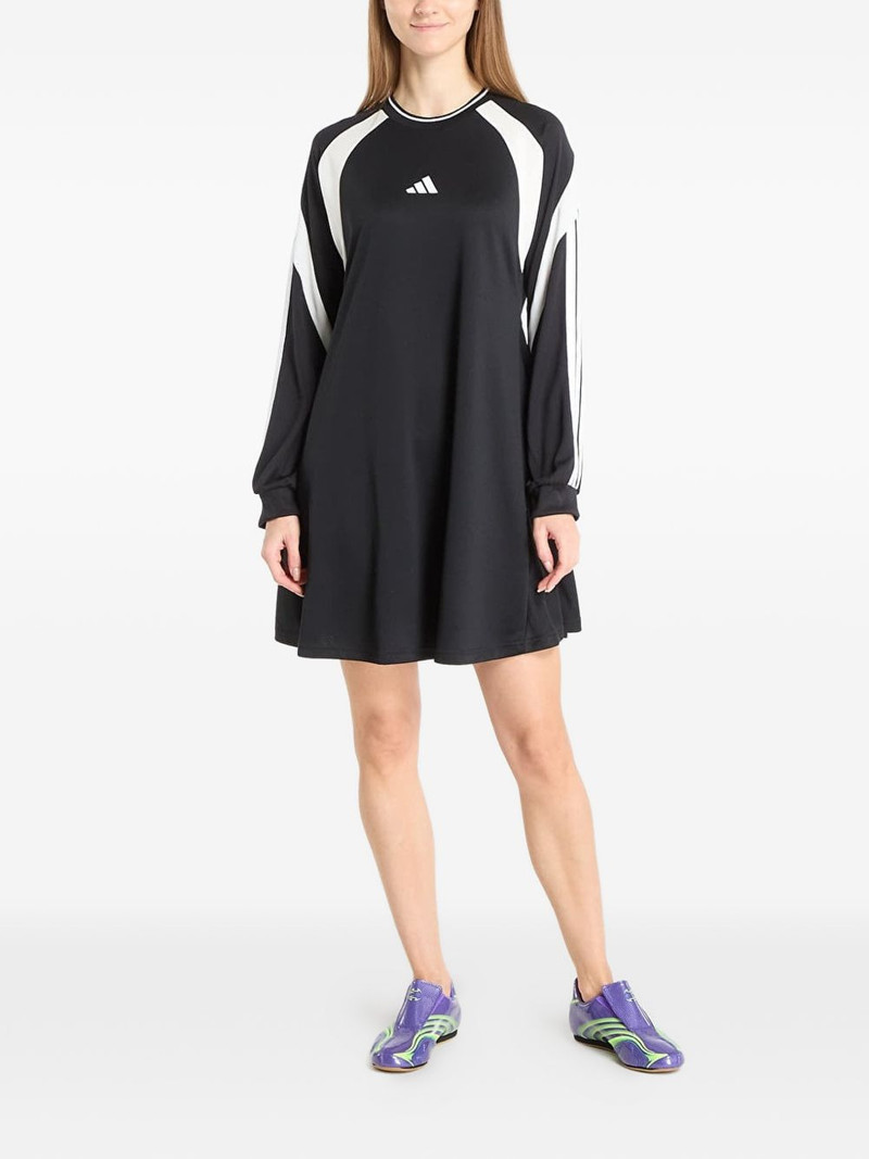 Her long-sleeved dress 1