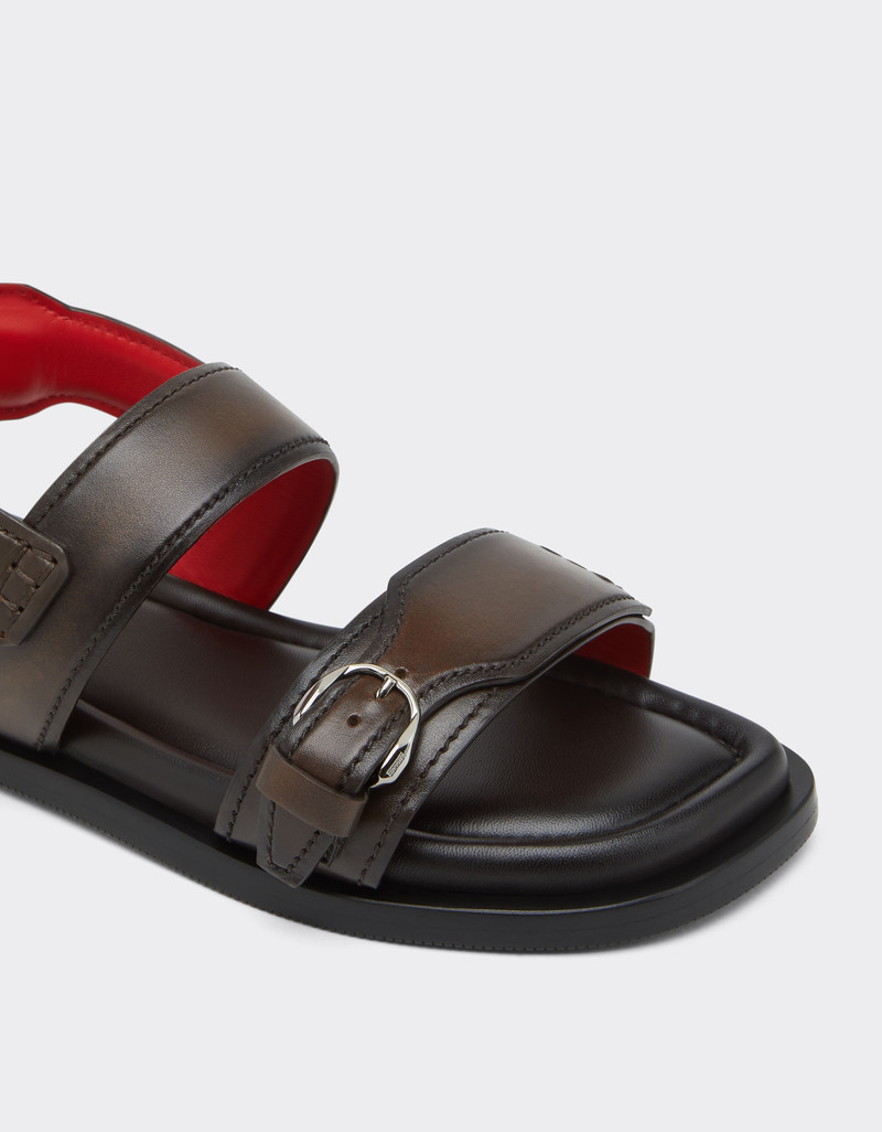 Flat Sandal in Leather 5