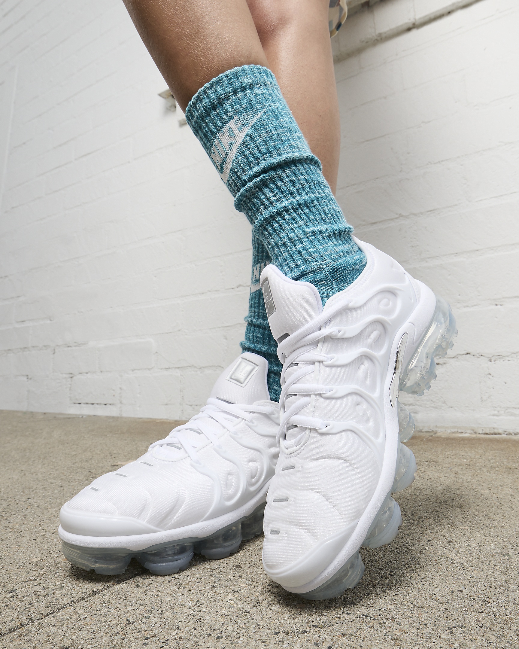 Nike vapormax plus white woman best sale