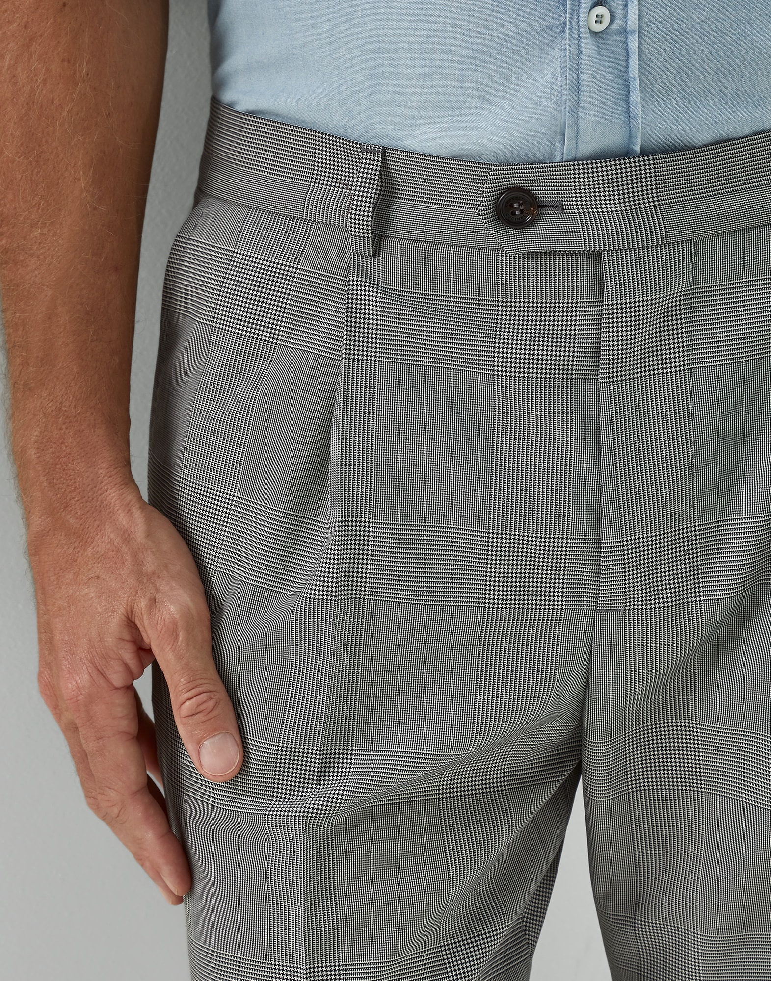 Leisure fit trousers in super 150s virgin wool Prince of Wales with pleat - 3