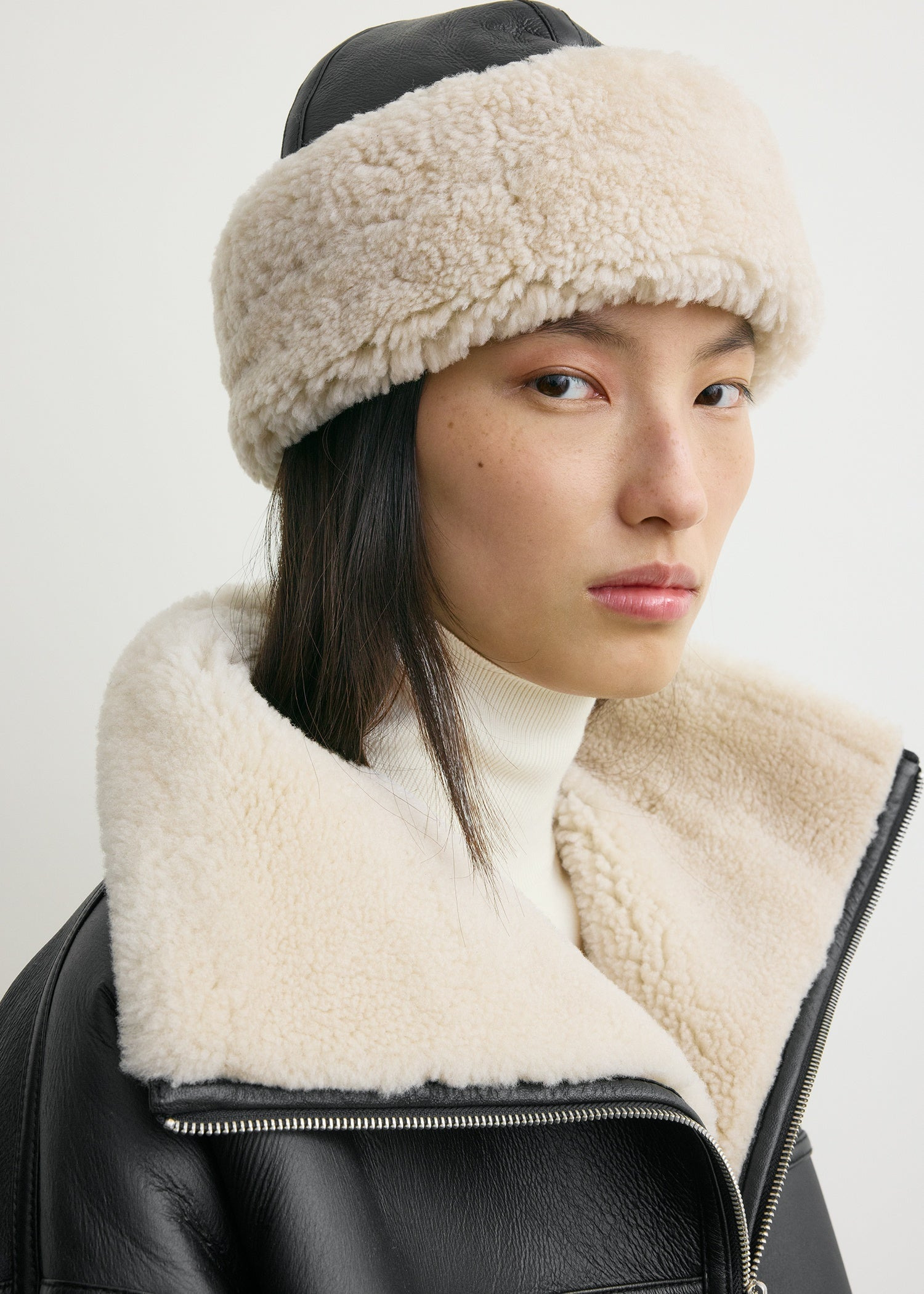 Shearling winter hat black/off white - 3