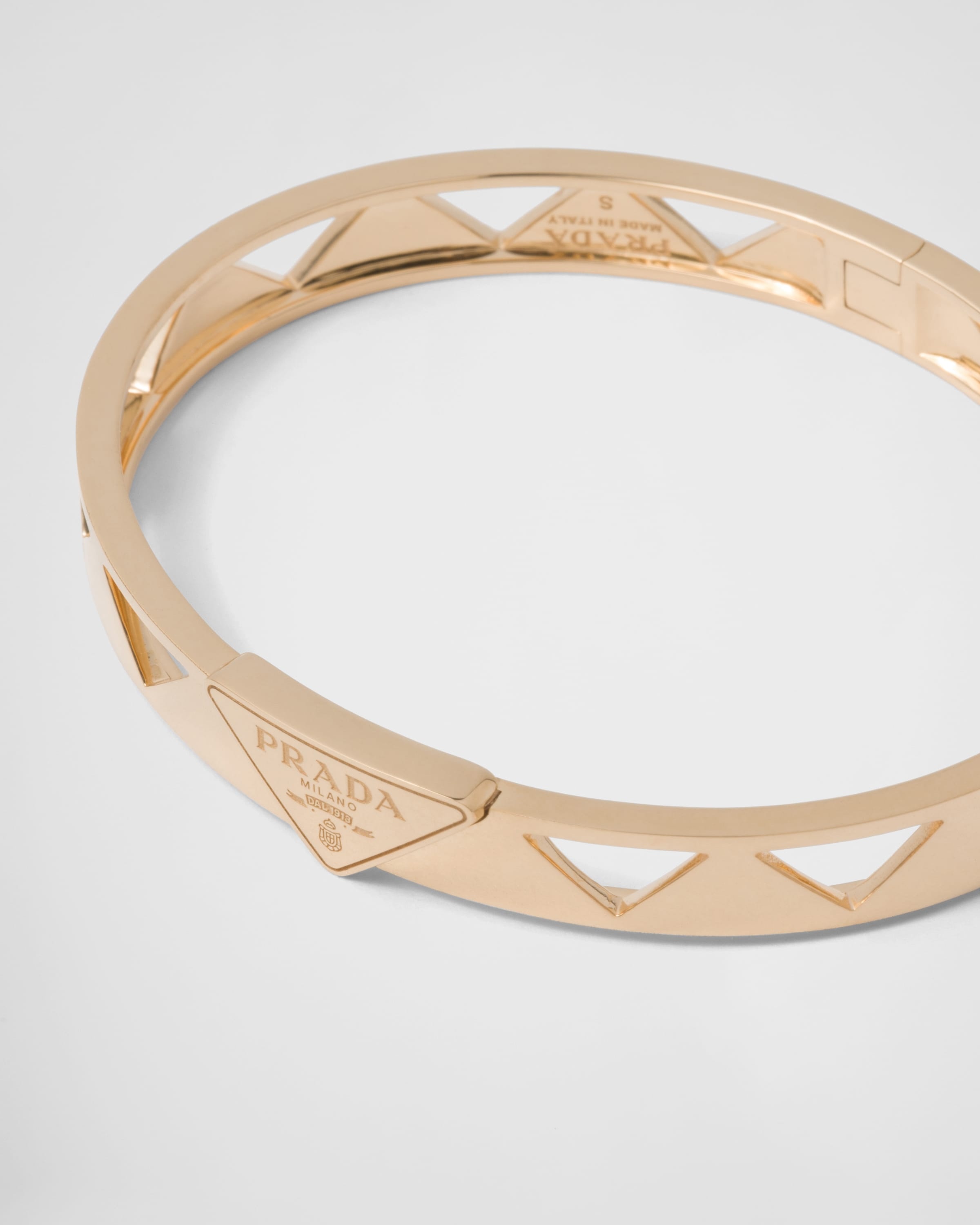 Eternal Gold cut-out bangle bracelet in yellow gold - 2