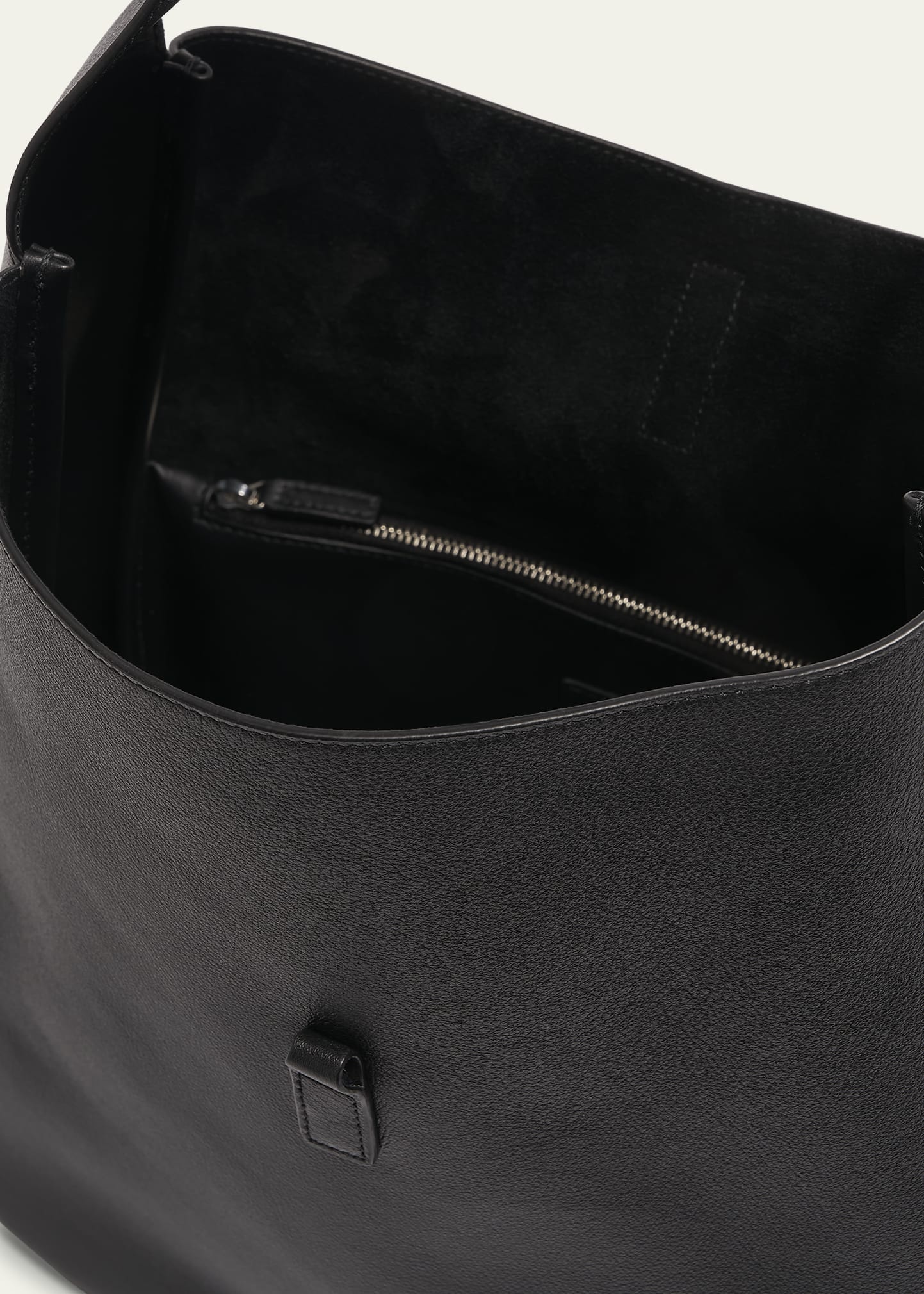 Le 5 À 7 Large Hobo Bag in Smooth Leather - 4