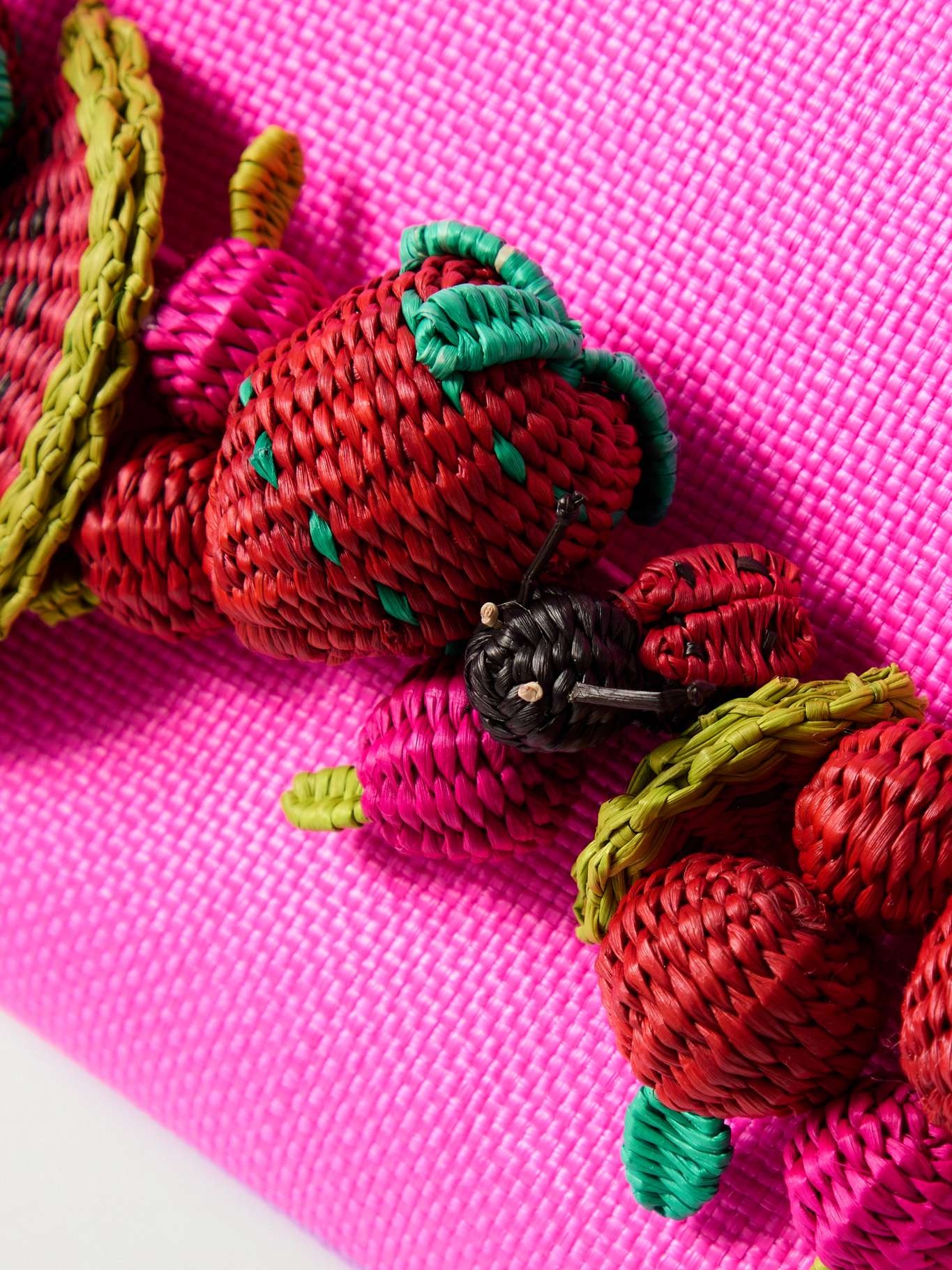 Strawberry Punch embellished raffia clutch - 4