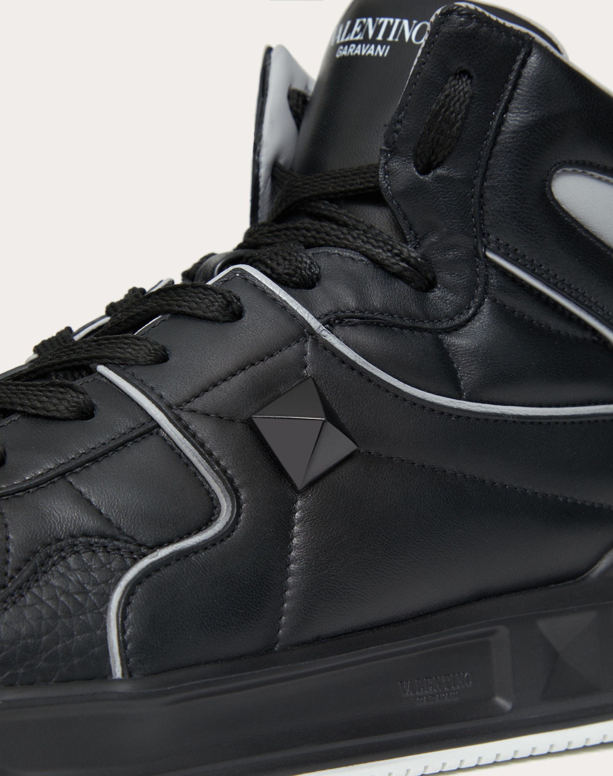 VALENTINO の靴♪ ★ MID-TOP ONE STUD SNEAKER ★ Valentino ONE STUD MID-TOP CALFSKIN SNEAKER | REVERSIBLE