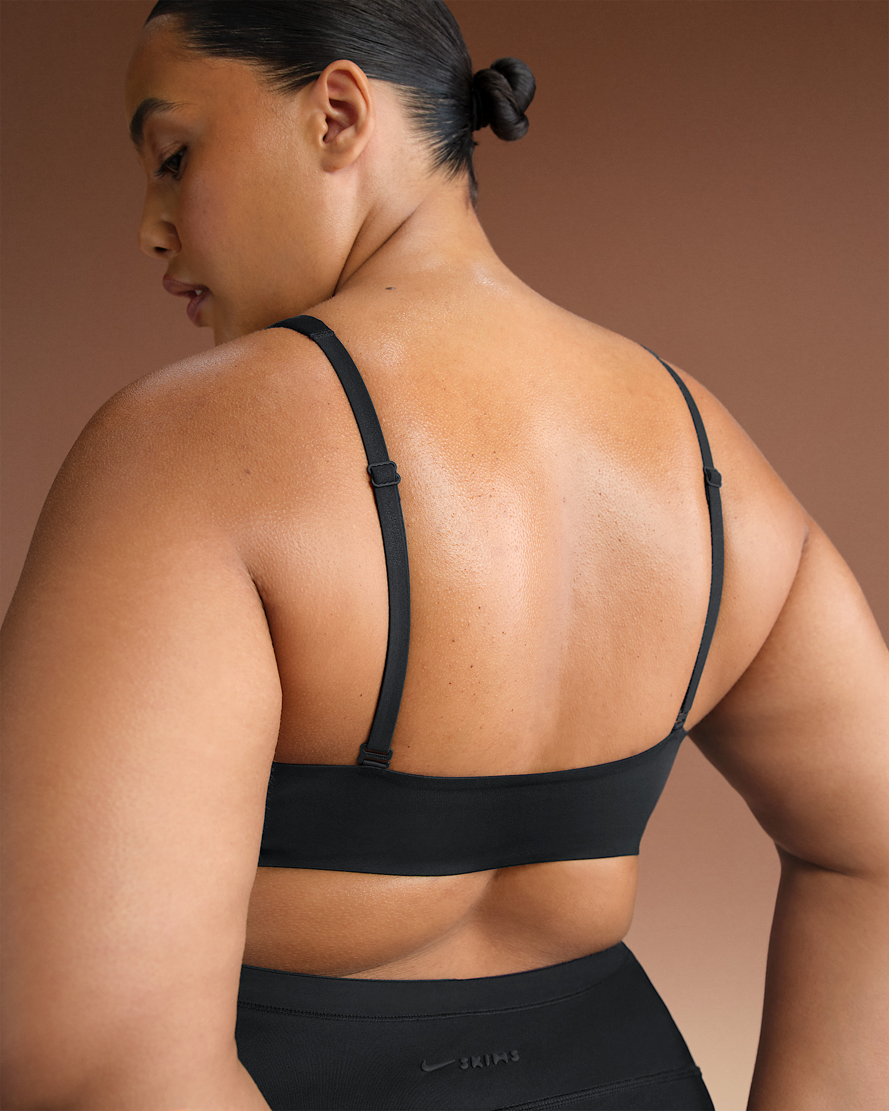 NikeSKIMS Shine Women's V-Neck Bra - 8