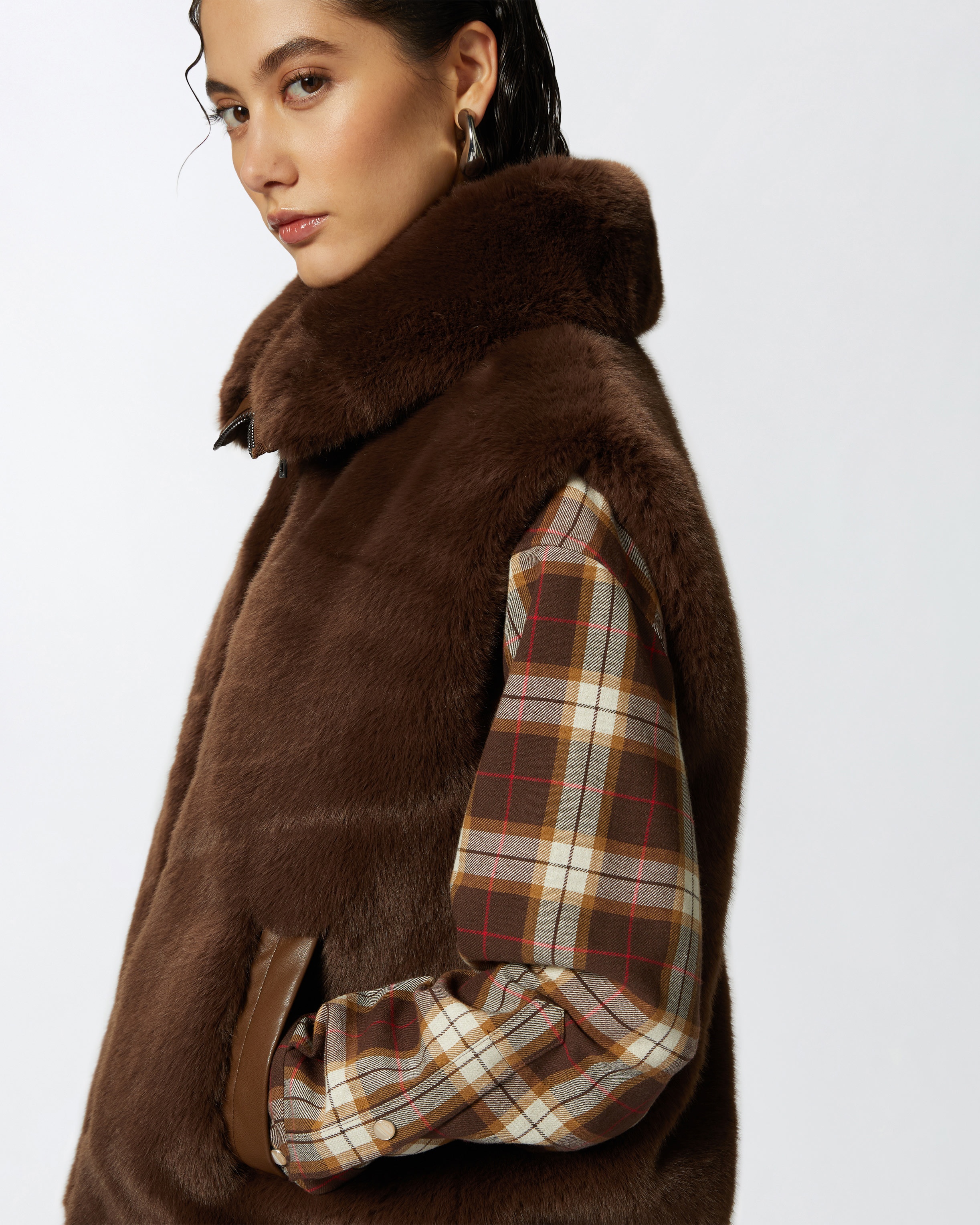 SLEEVELESS FAUX FUR JACKET WITH HIGH COLLAR. - 5