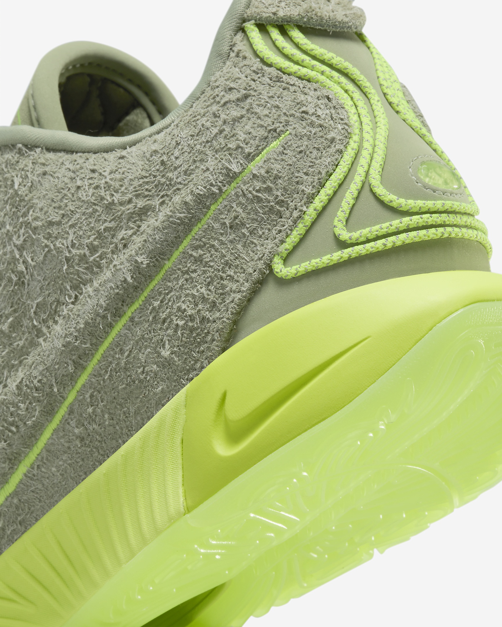 Nike Men's LeBron XXI Basketball Shoes - 8