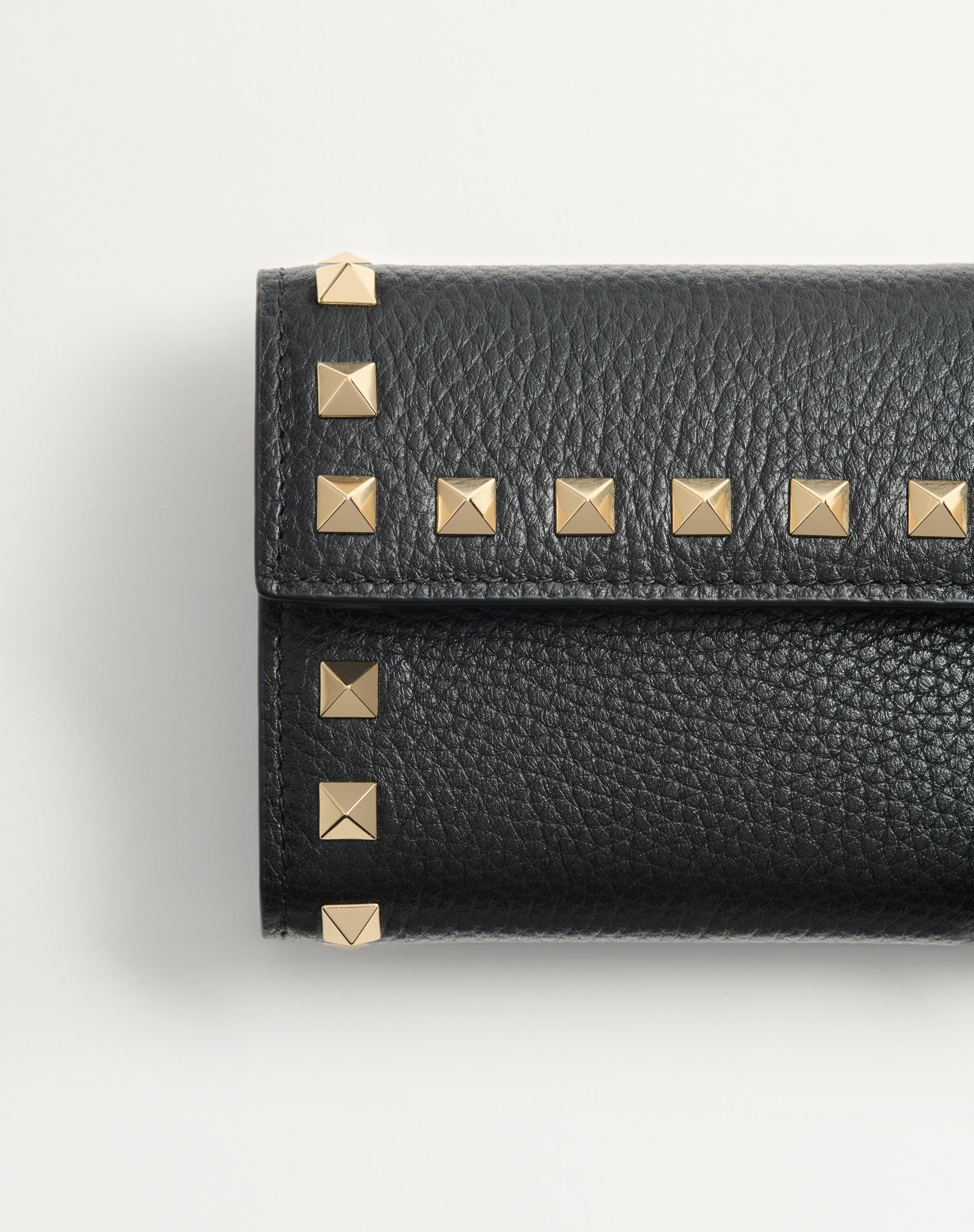 ROCKSTUD TRIFOLD WALLET IN GRAINY CALFSKIN - 2