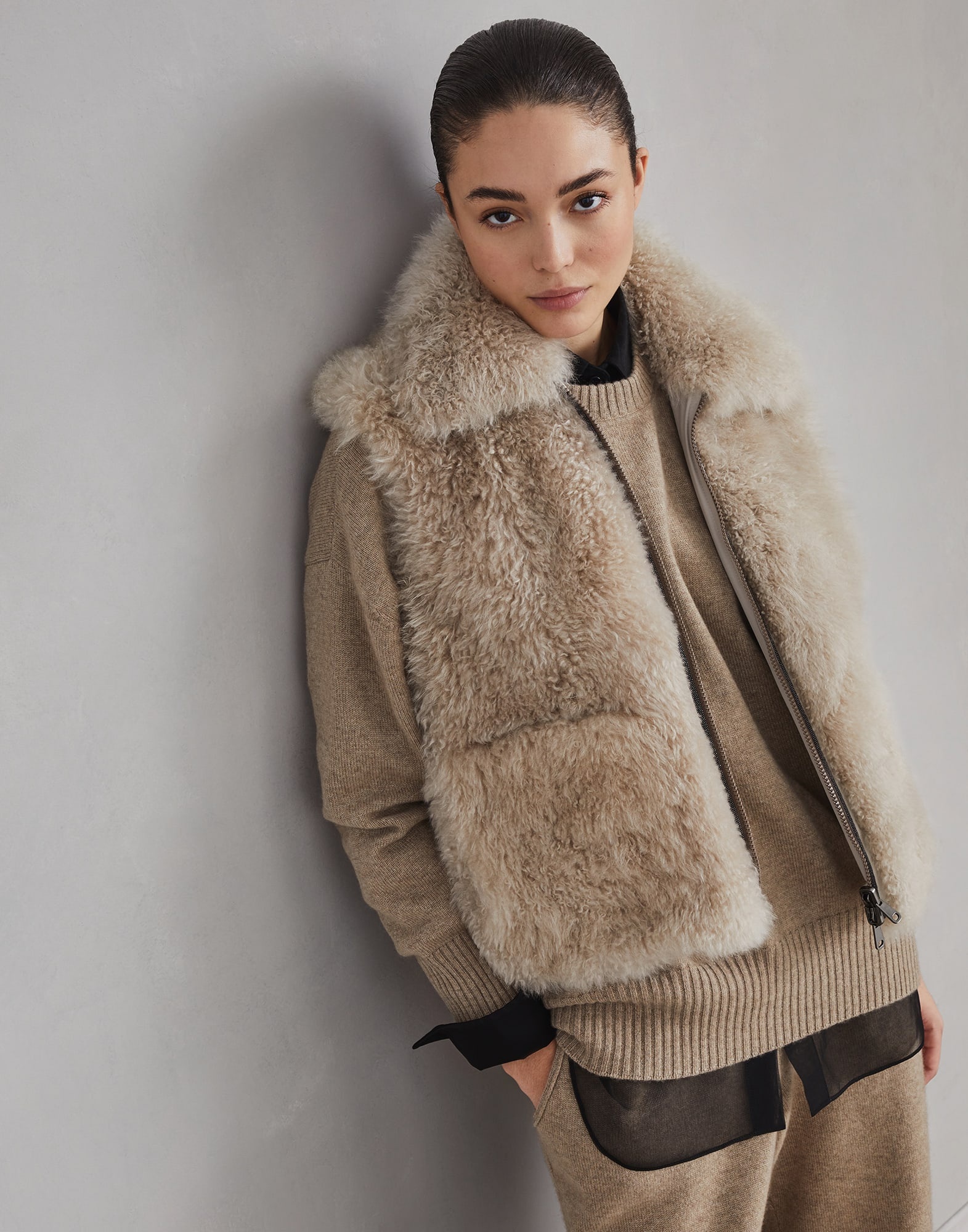 Plush cashmere shearling reversible vest with shiny trims - 4