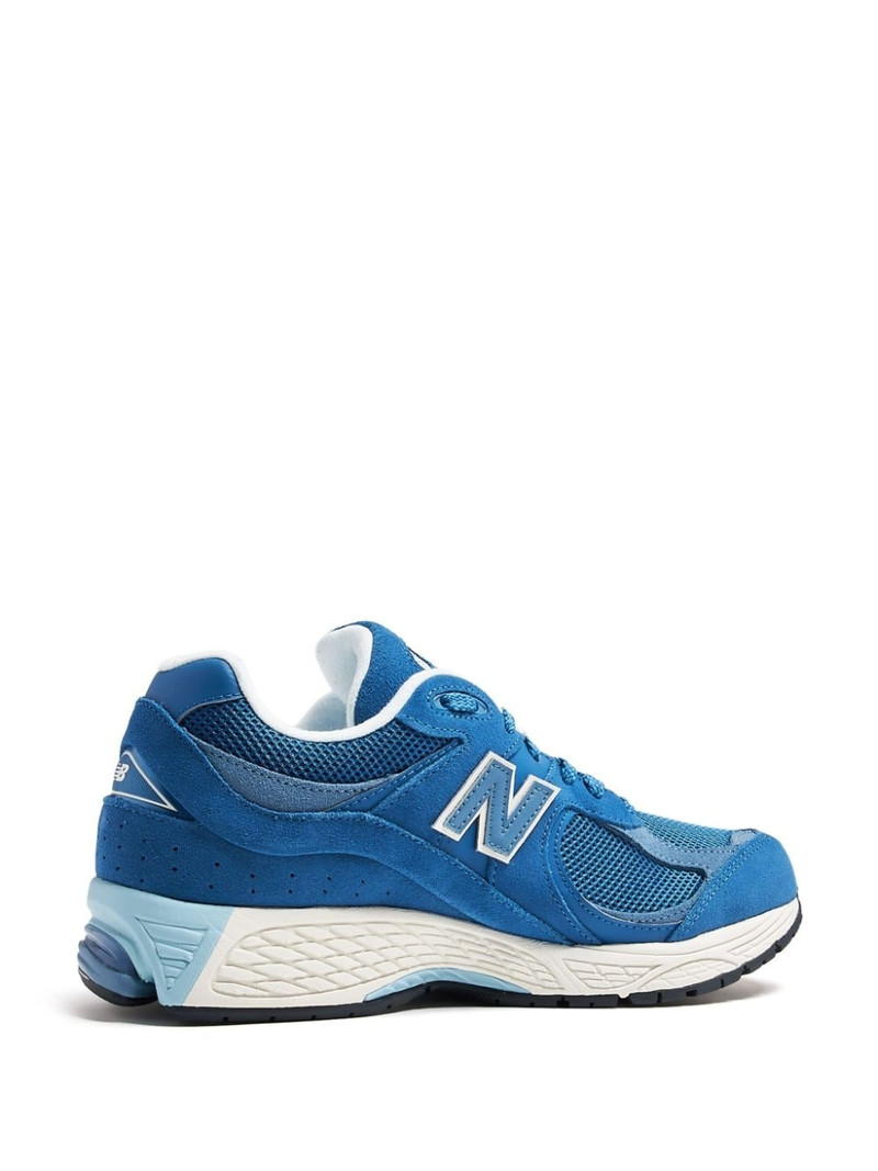 logo sneakers 3