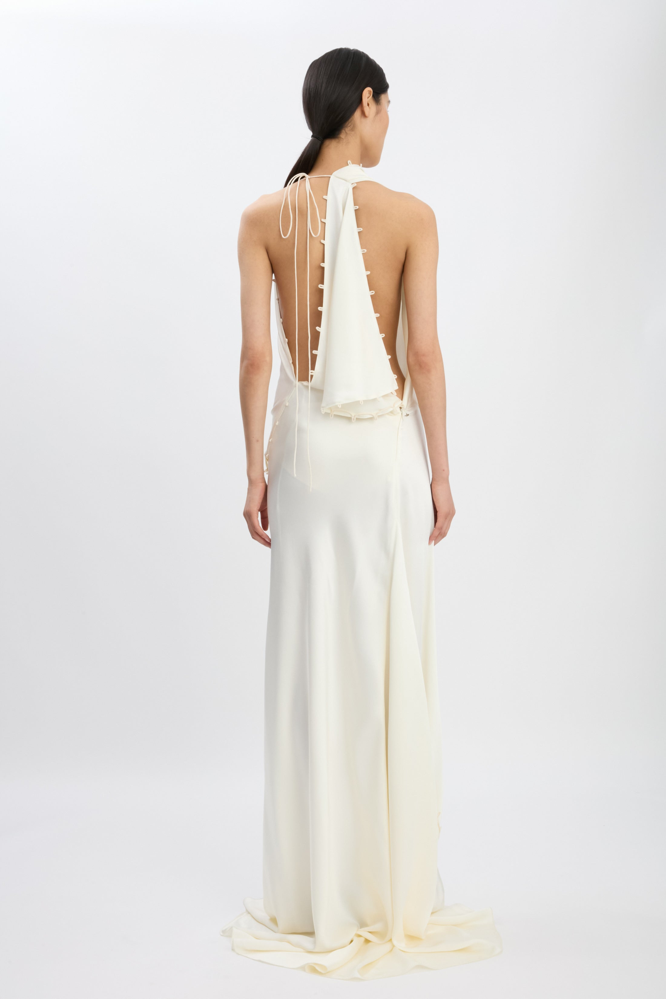 Rouleaux Detail Sleeveless Gown In Ivory - 5