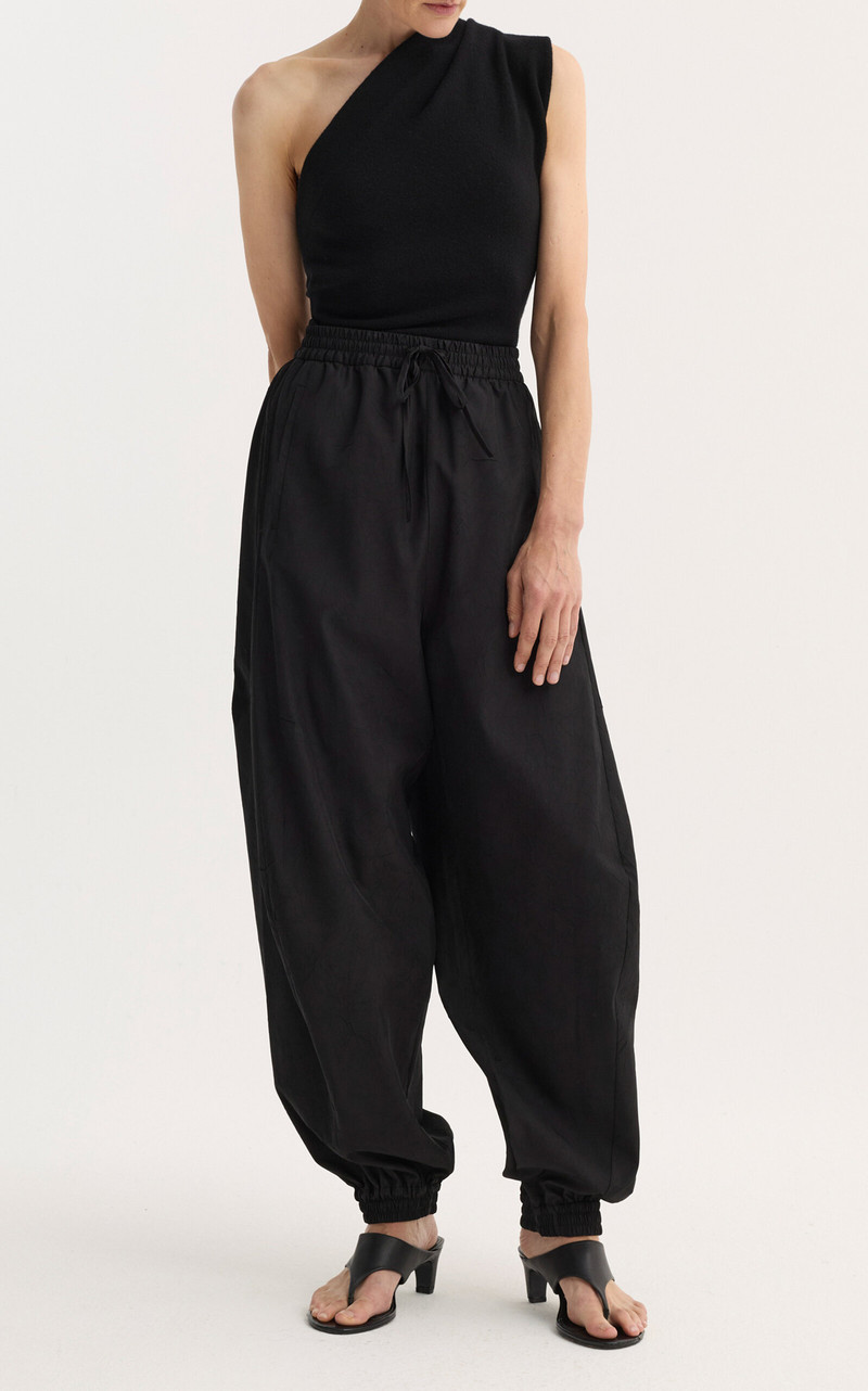 RÓHE Balloon Track Pants black outlook