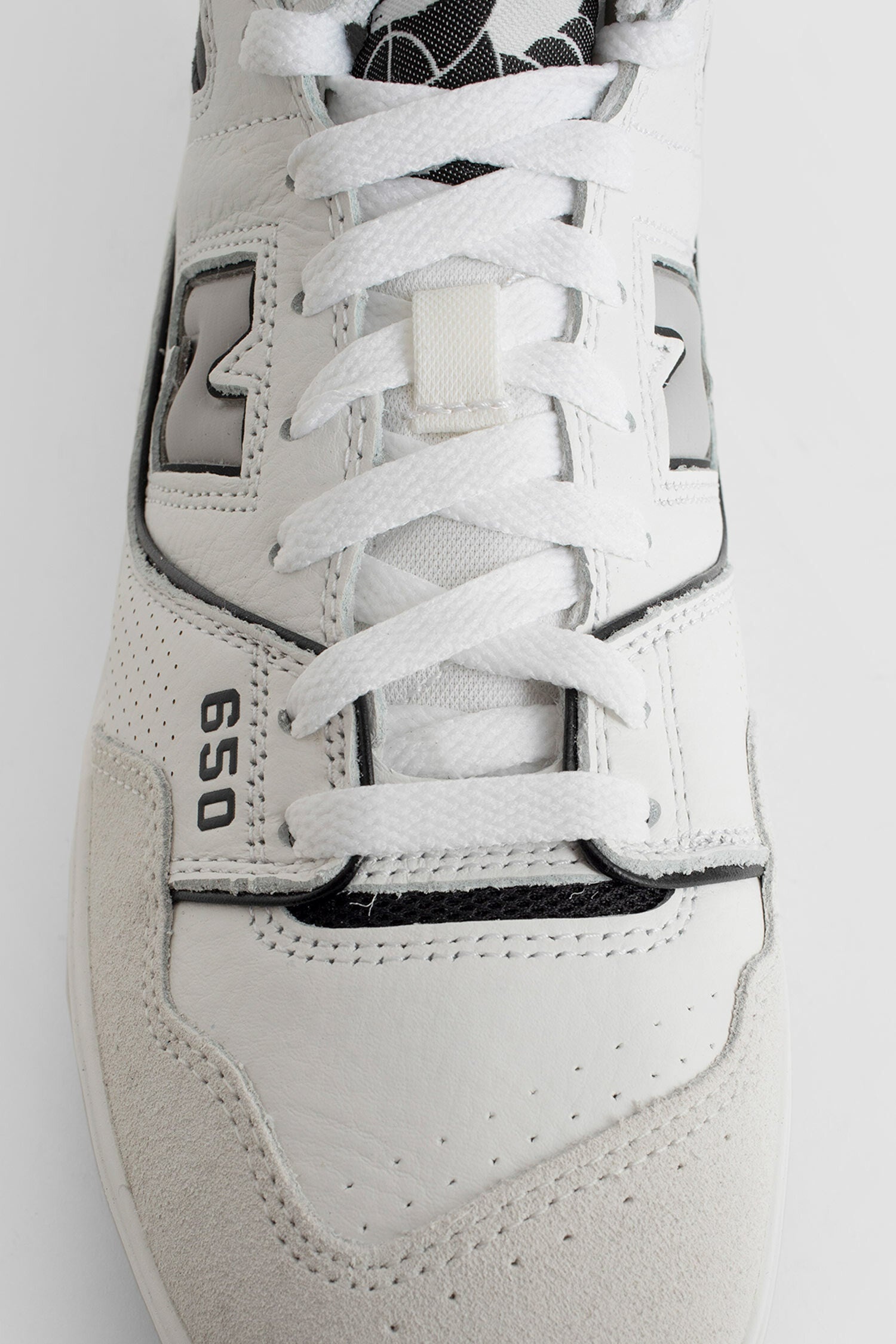 NEW BALANCE UNISEX WHITE SNEAKERS - 5