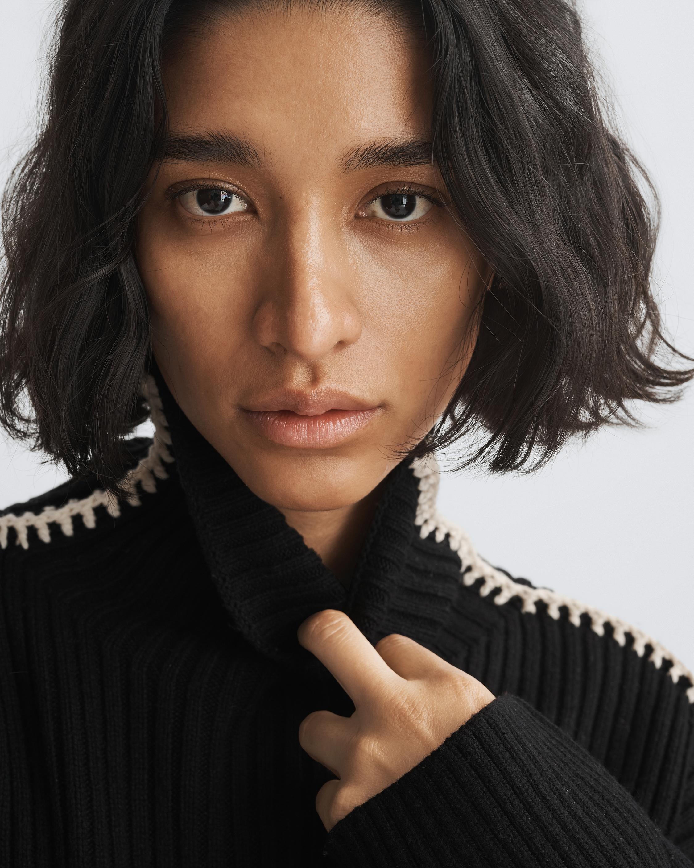 Ingrid Wool Ribbed Turtleneck
Classic Fit Sweater - 6