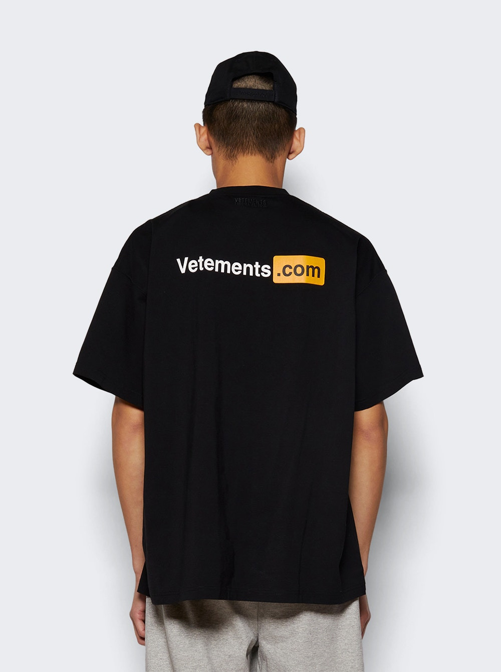 Vetements.com Tee Black - 5