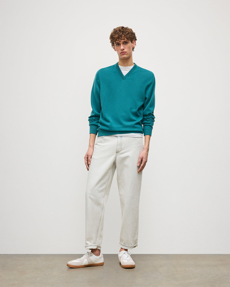 Johnstons of Elgin Rory Green Classic Cashmere V-Neck Jumper outlook