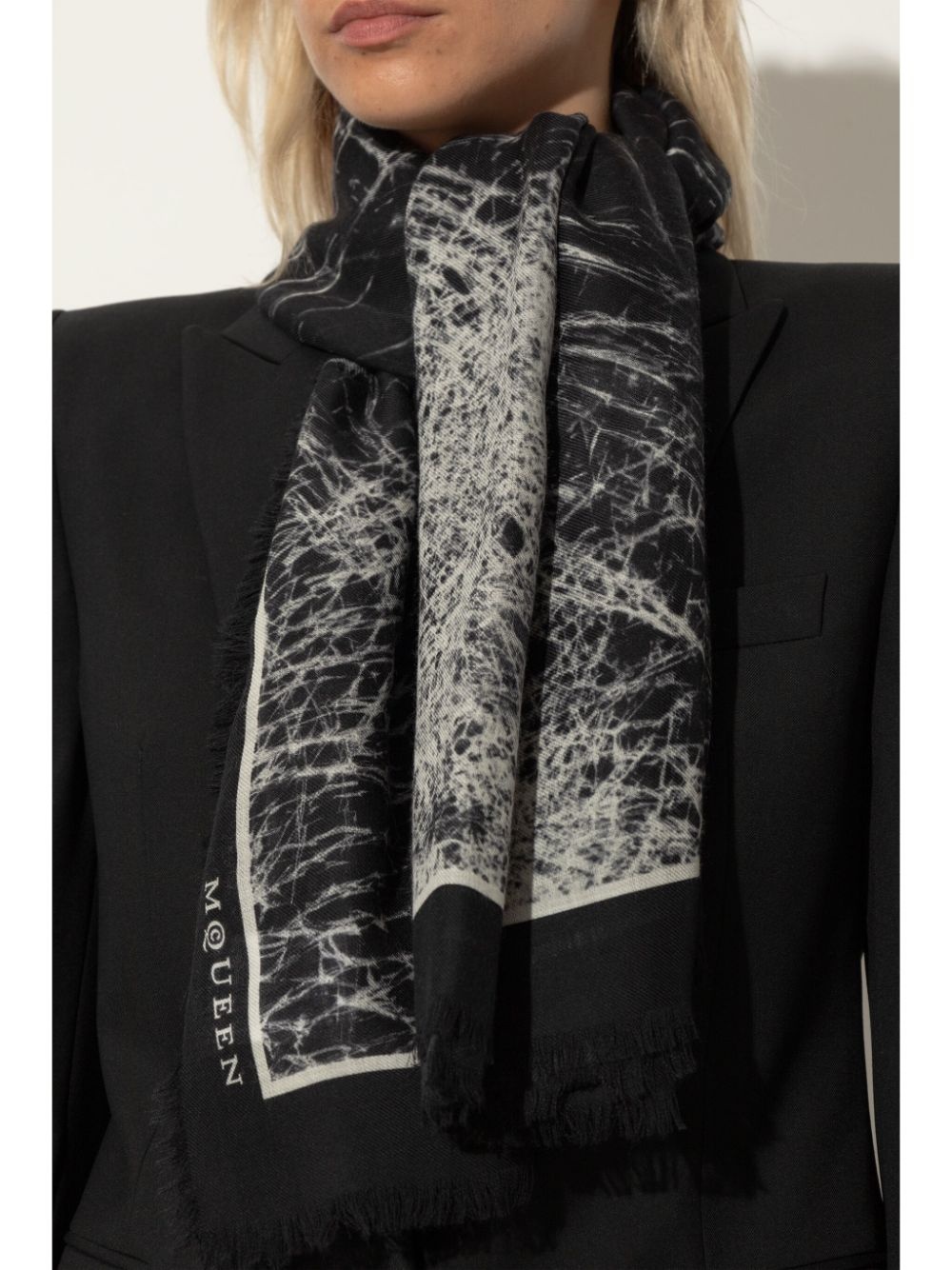 マフラー・ストール Alexander Mcqueen Embroidered Wool Reversible Scarf Alexander McQueen Skull floral wool scarf Alexander McQueen